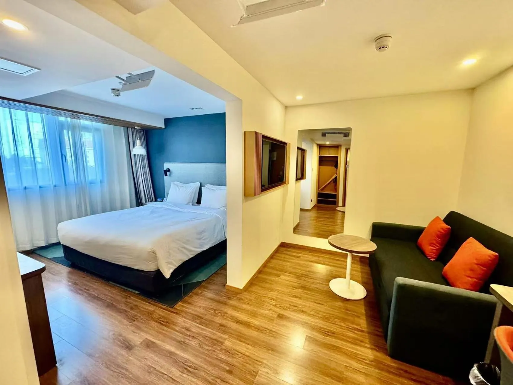 Photo of the whole room, Bed in Holiday Inn Express Qingdao City Center by IHG
