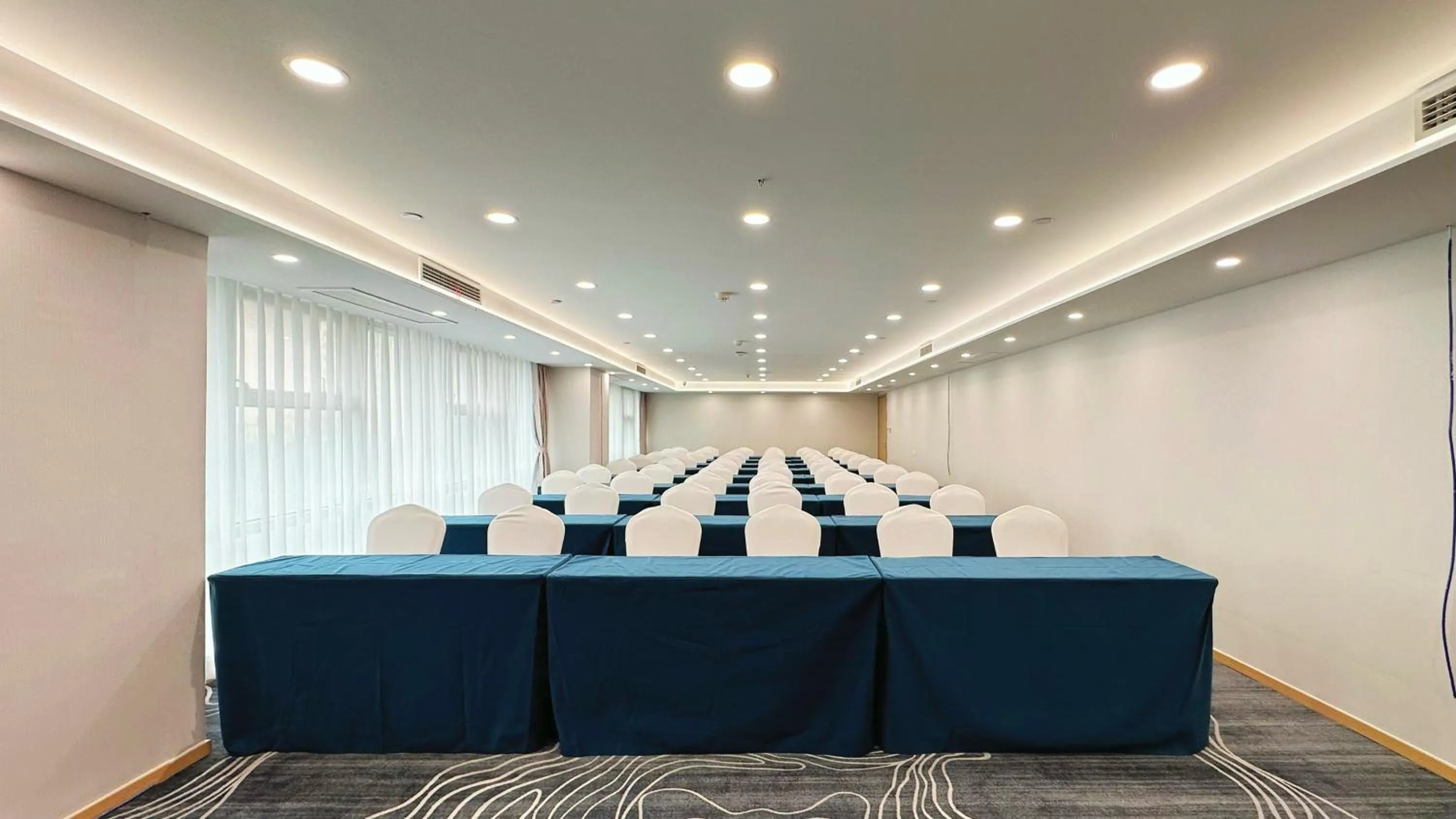 Meeting/conference room in Holiday Inn Express Qingdao City Center by IHG
