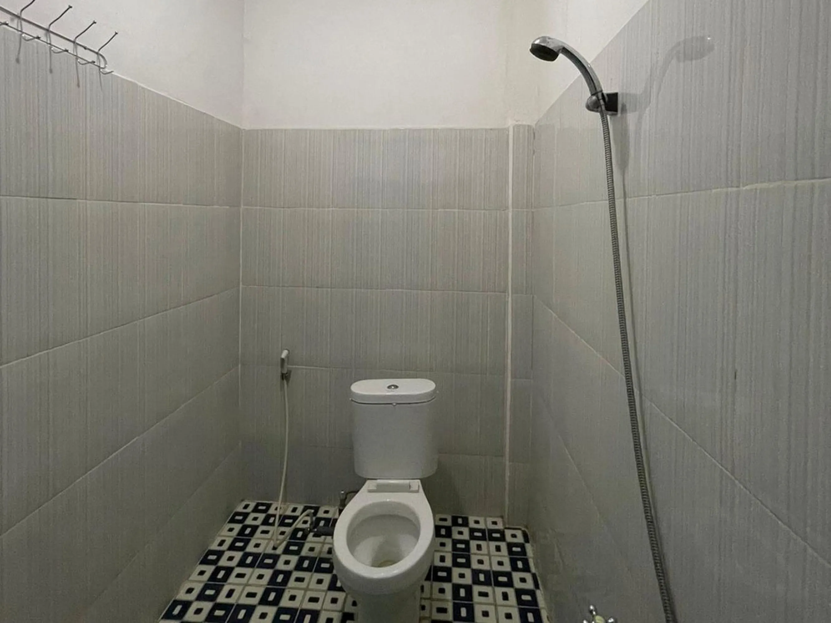 Bathroom in Hotel Lucky 21 Syariah Mitra RedDoorz