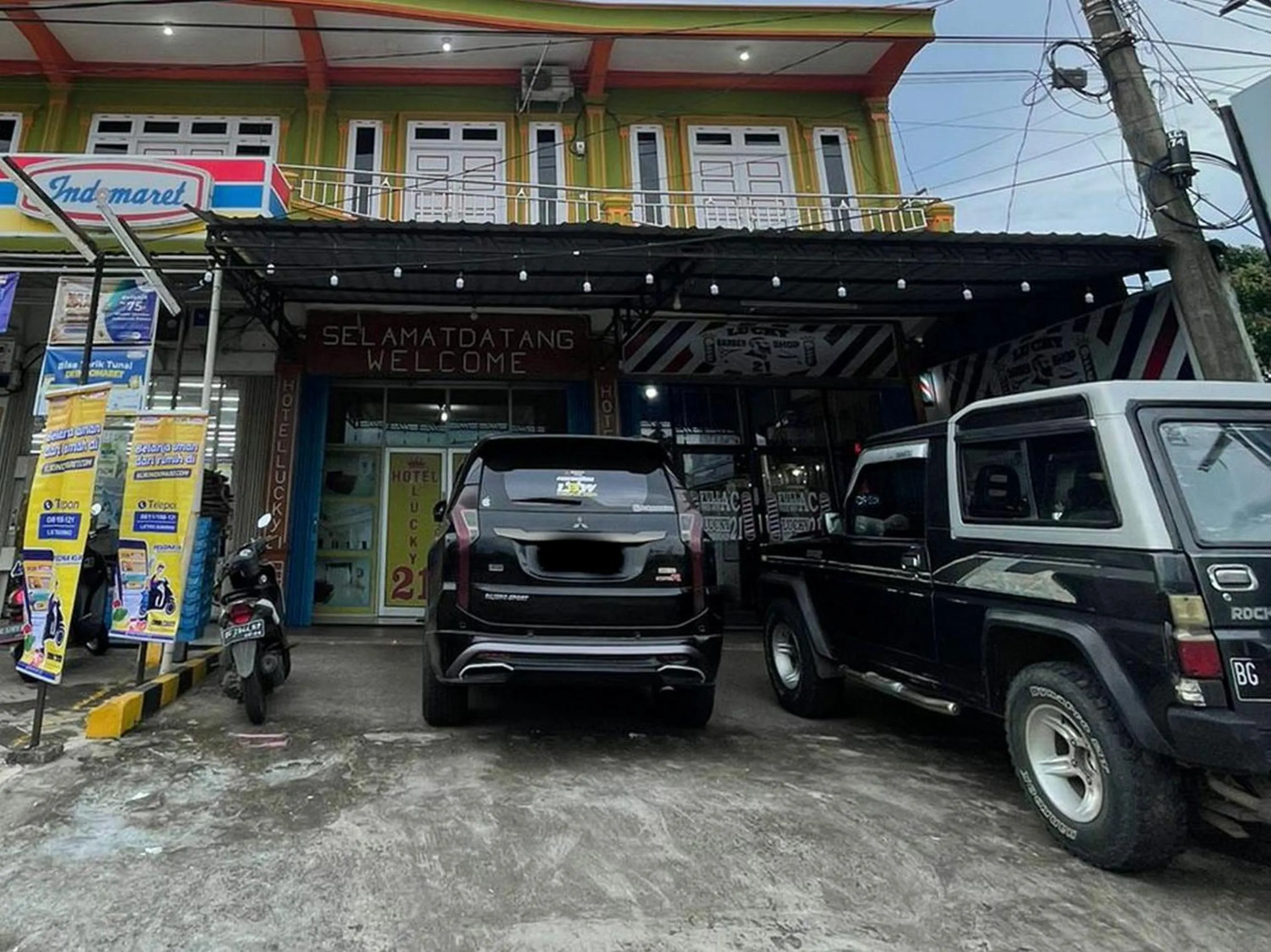 Facade/entrance in Hotel Lucky 21 Syariah Mitra RedDoorz