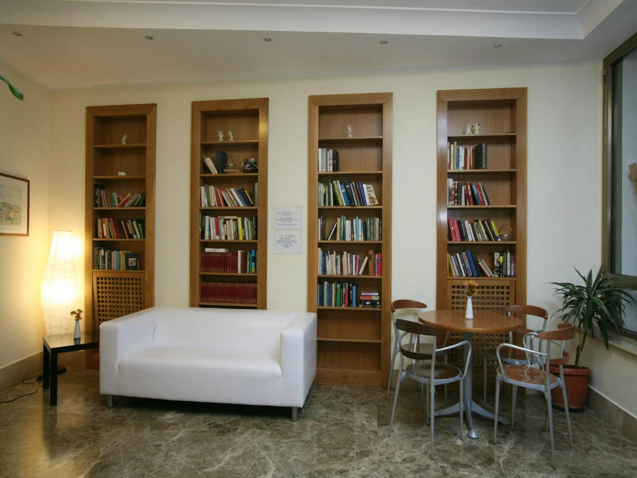 Library, Bed in Hotel Serapo