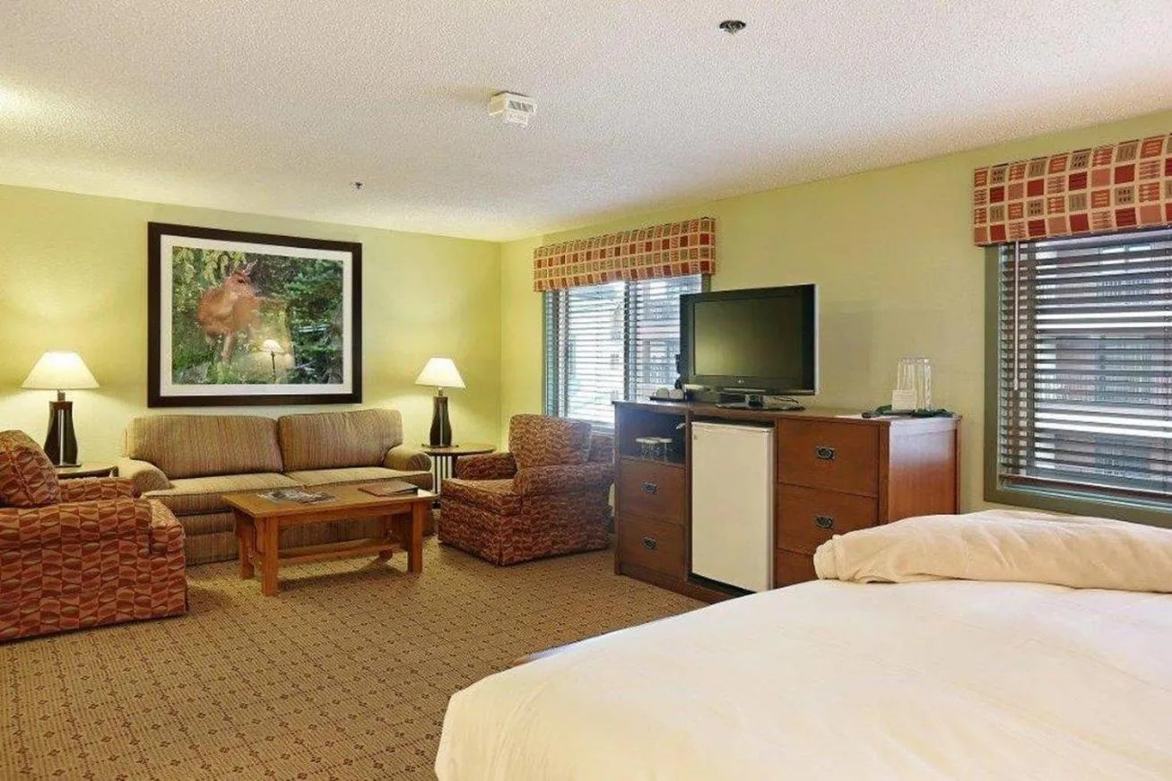 Photo of the whole room, Bed in Gravity Haus Breckenridge