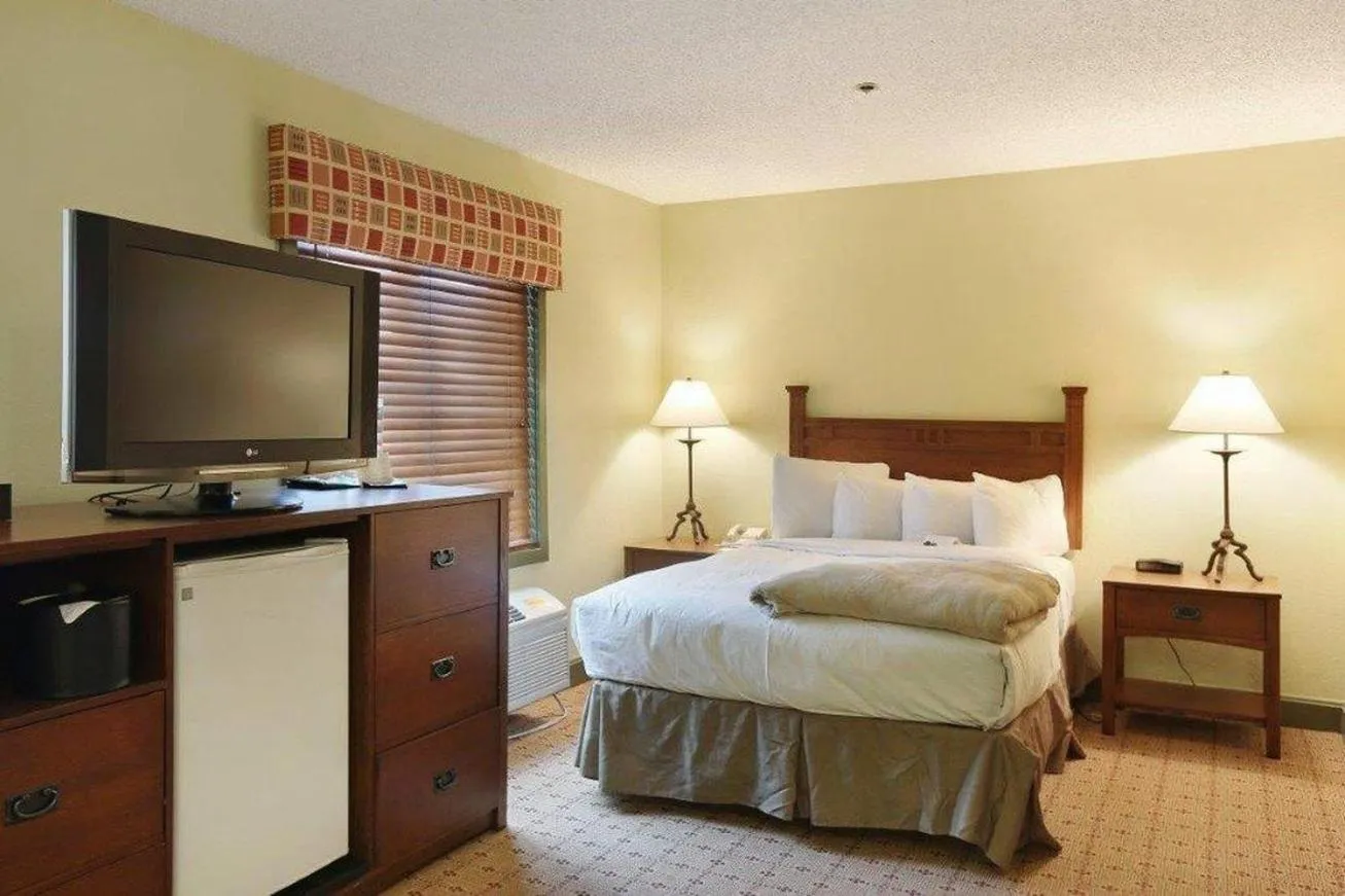 Photo of the whole room, Bed in Gravity Haus Breckenridge