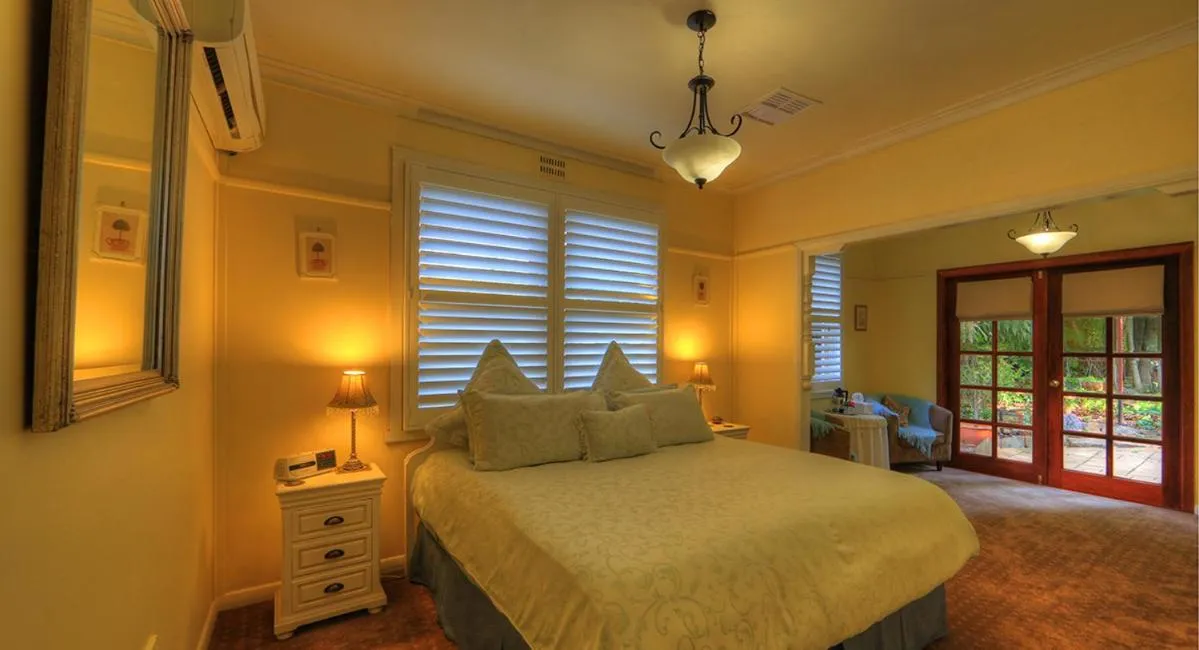 Bed in Hillview Oak B&B