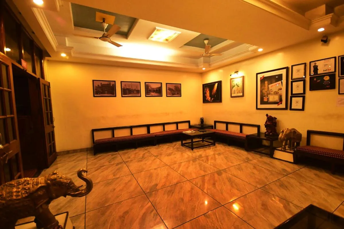 Restaurant/places to eat in Hotel Opal