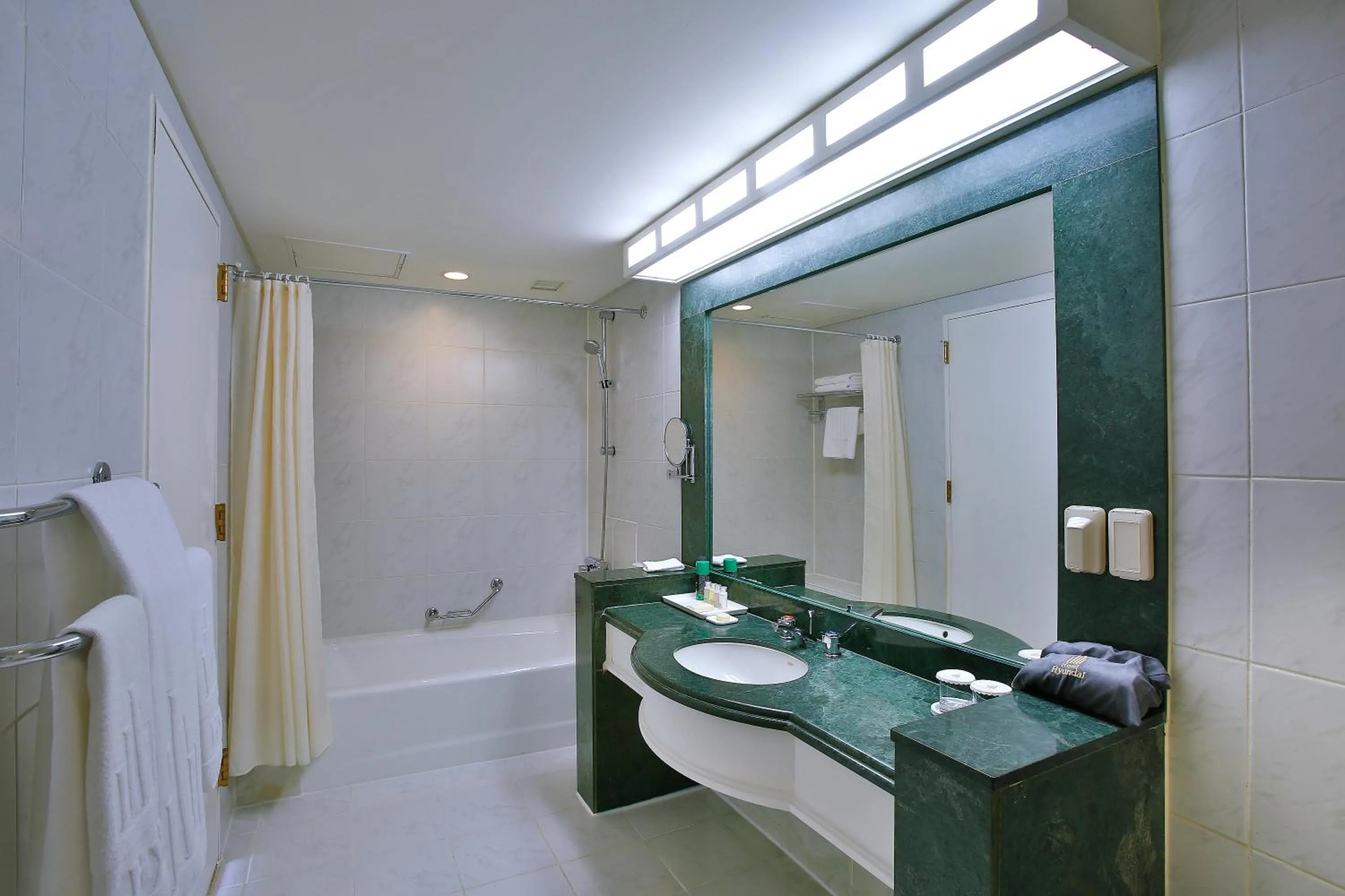 Bathroom in Hotel Hyundai by Lahan Mokpo