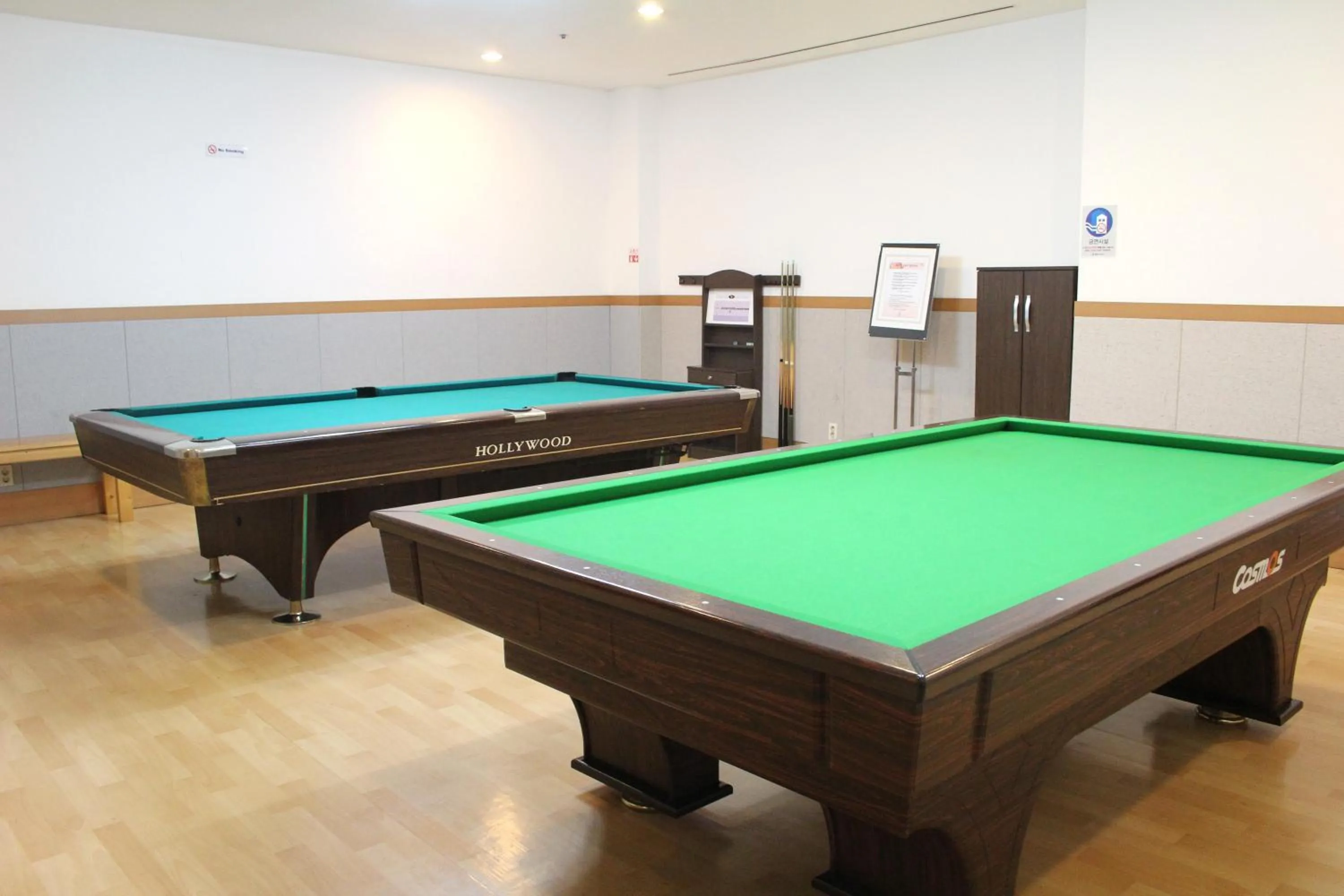 Billiard in Hotel Hyundai by Lahan Mokpo