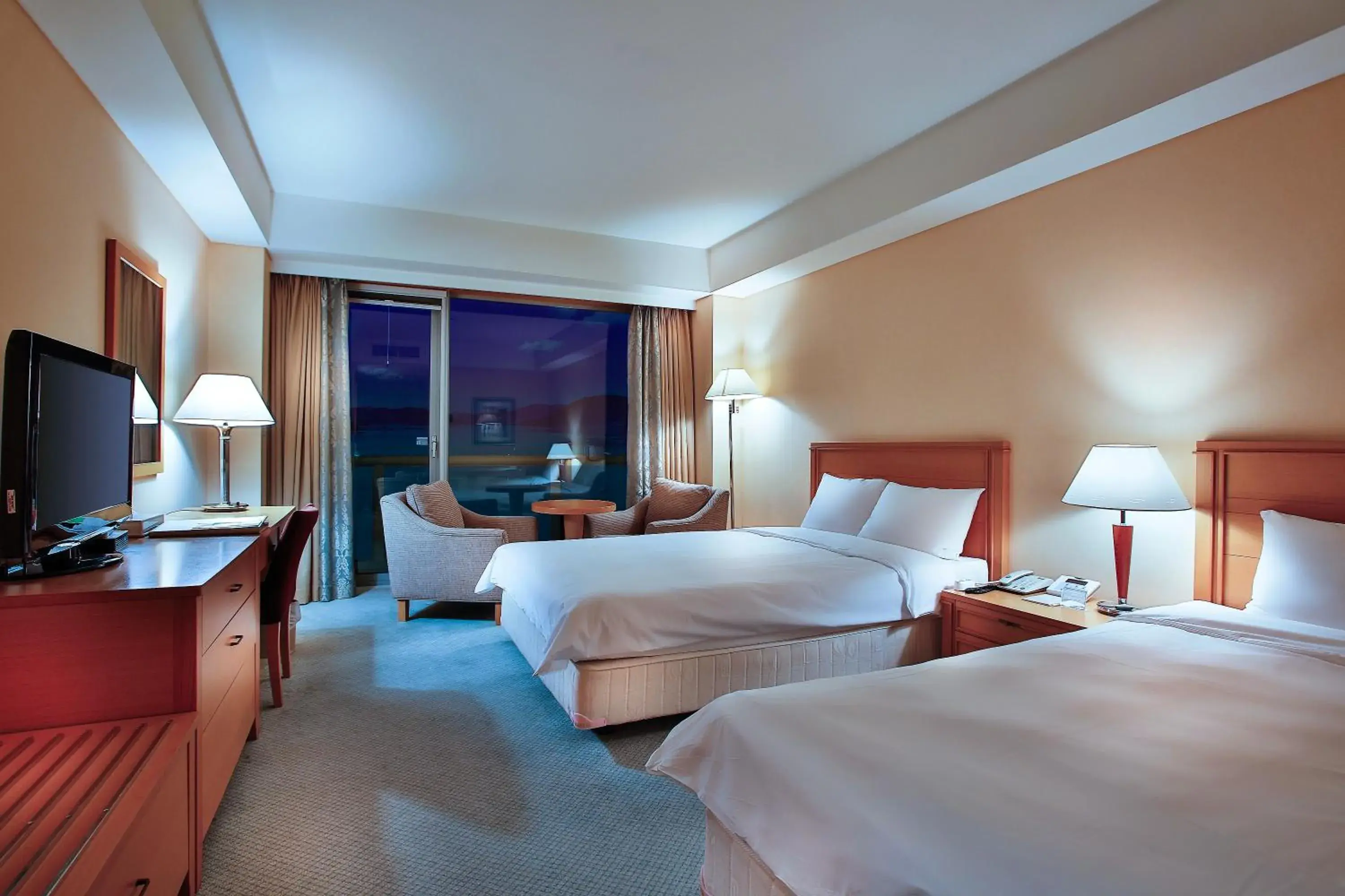 Deluxe Twin Room with Mountain View in Hotel Hyundai by Lahan Mokpo Deluxe Twin Room with Mountain View in Hotel Hyundai by Lahan Mokpo