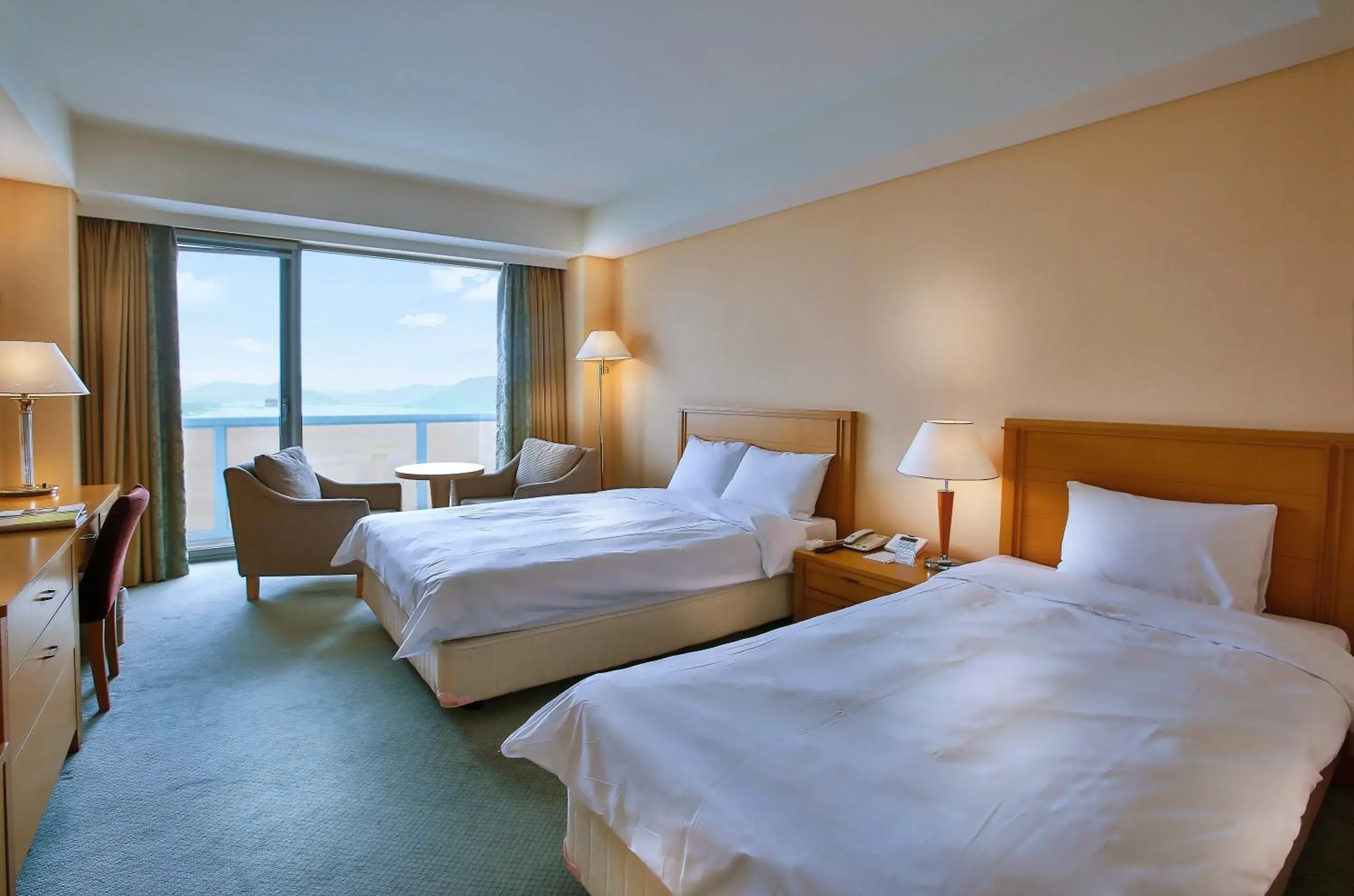 Deluxe Twin Room with Sea View in Hotel Hyundai by Lahan Mokpo Deluxe Twin Room with Sea View in Hotel Hyundai by Lahan Mokpo