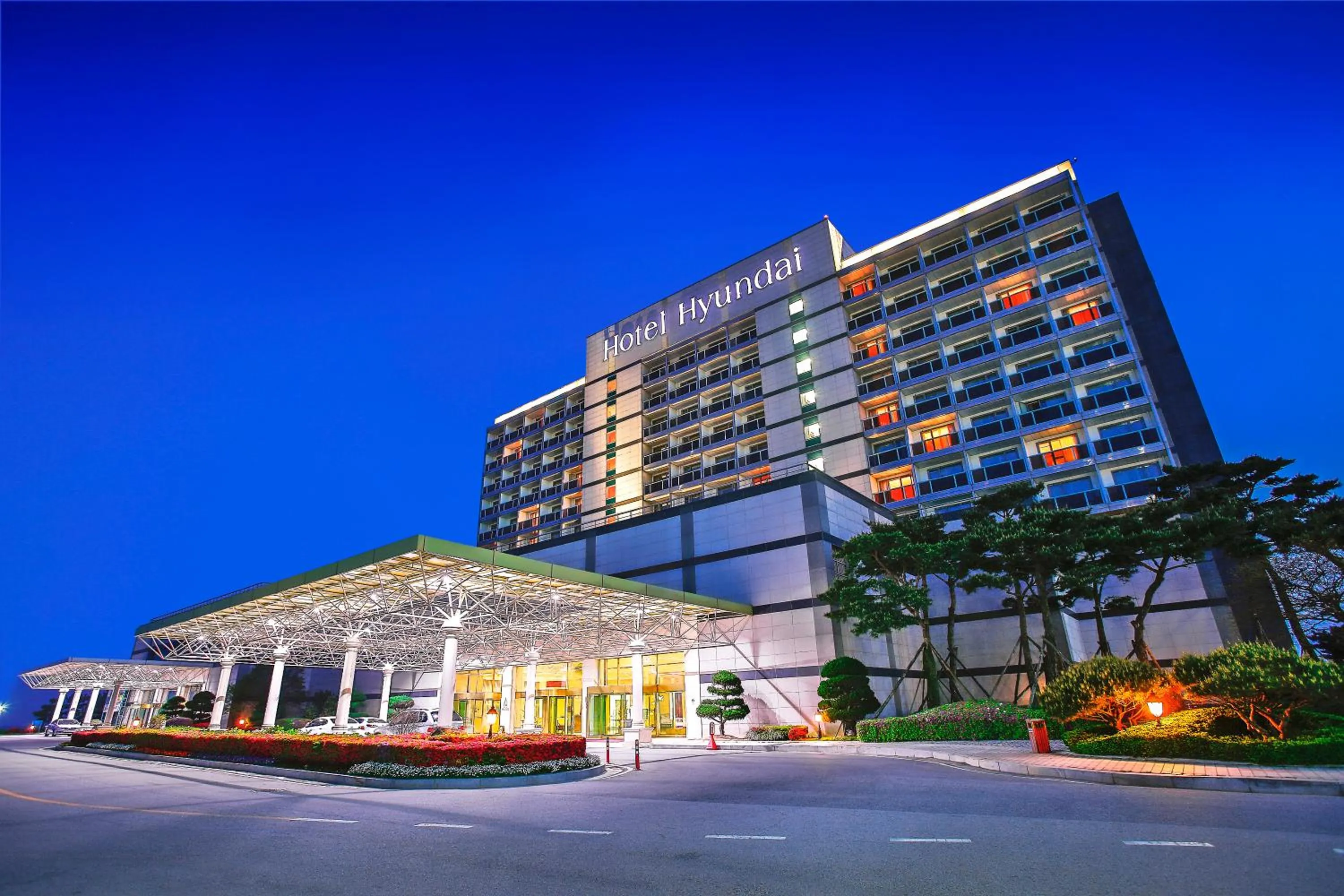 Facade/entrance in Hotel Hyundai by Lahan Mokpo