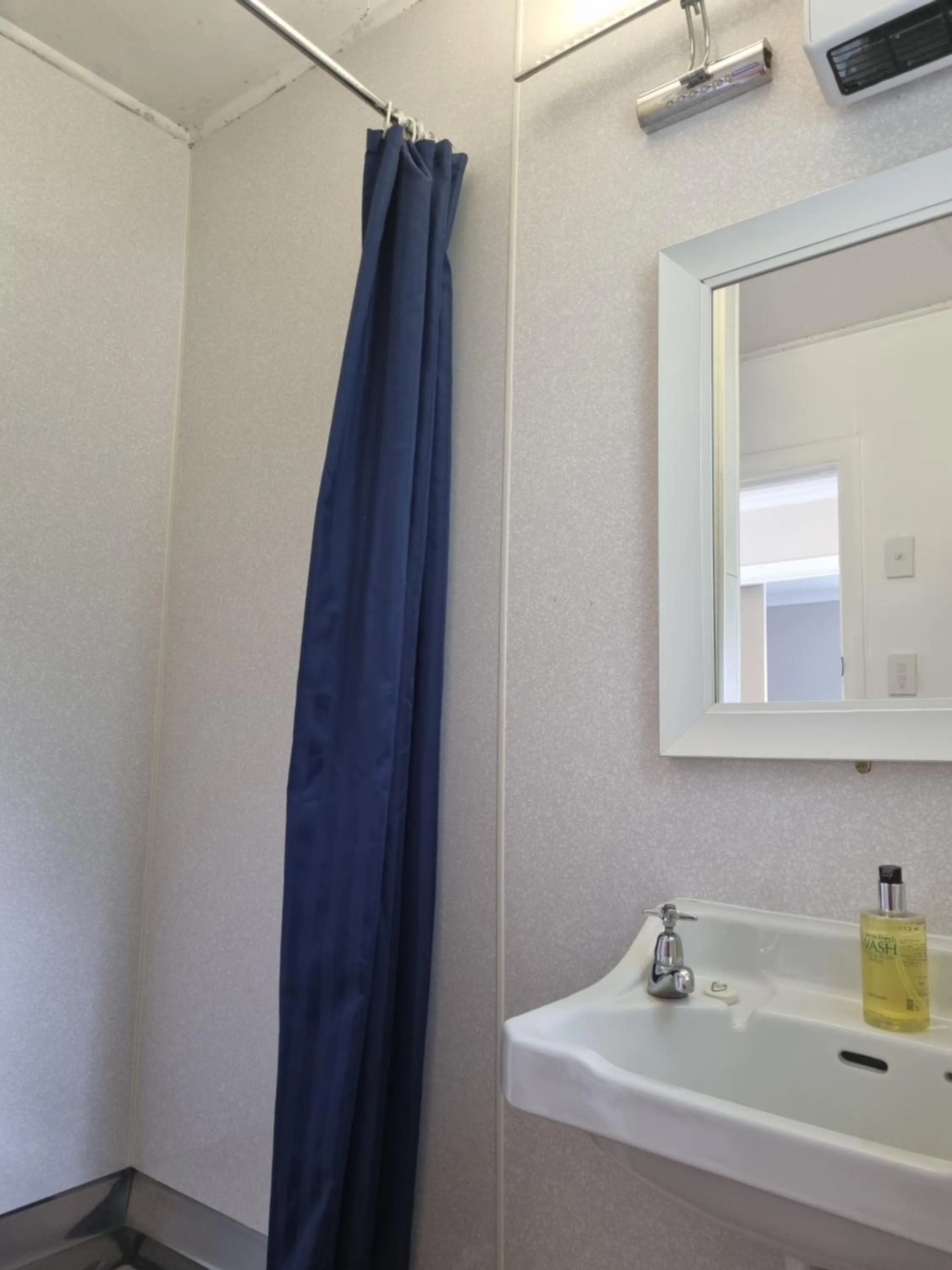 Bathroom in Burkes Pass Country Motels