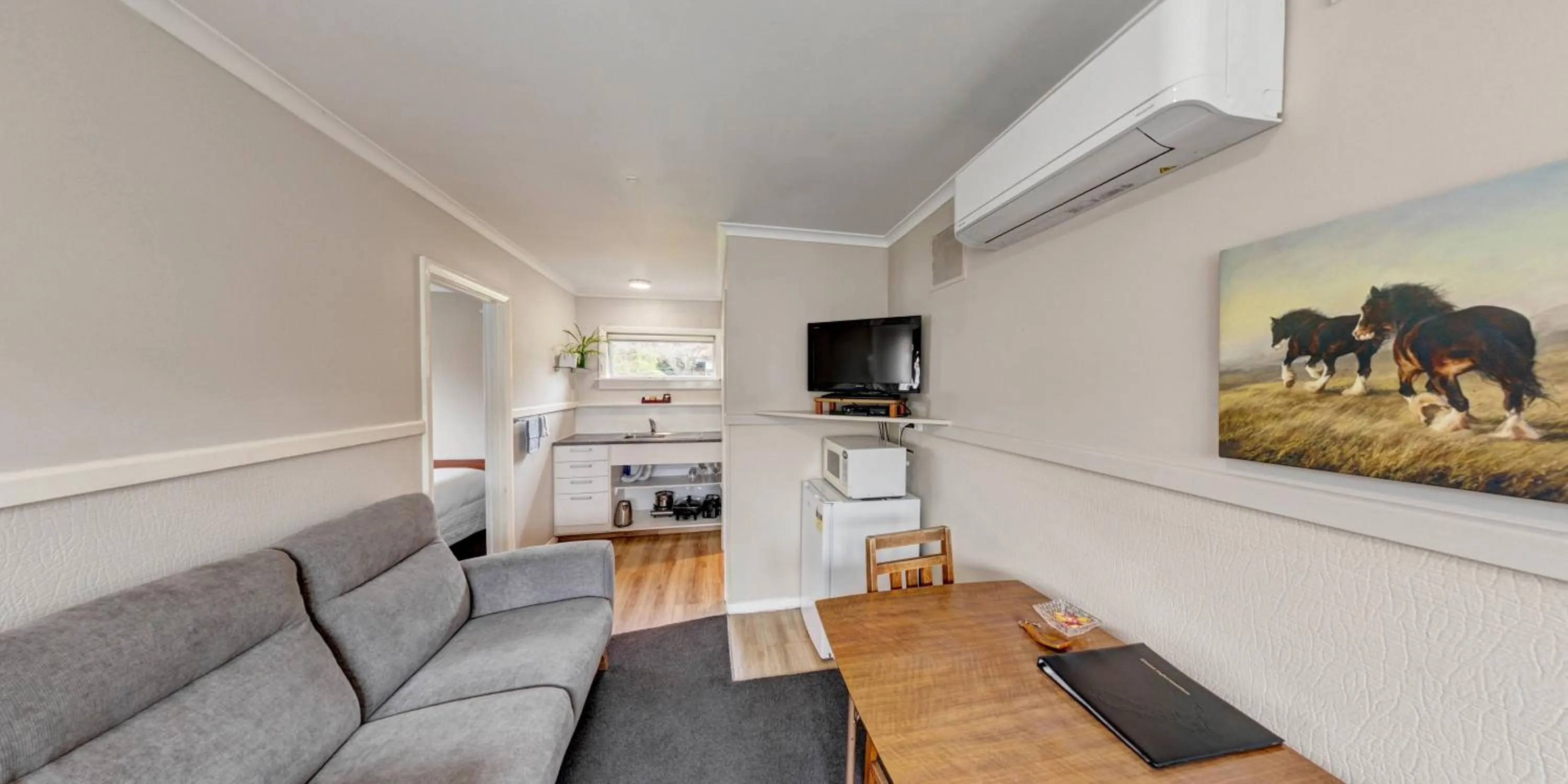 Communal lounge/ TV room in Burkes Pass Country Motels