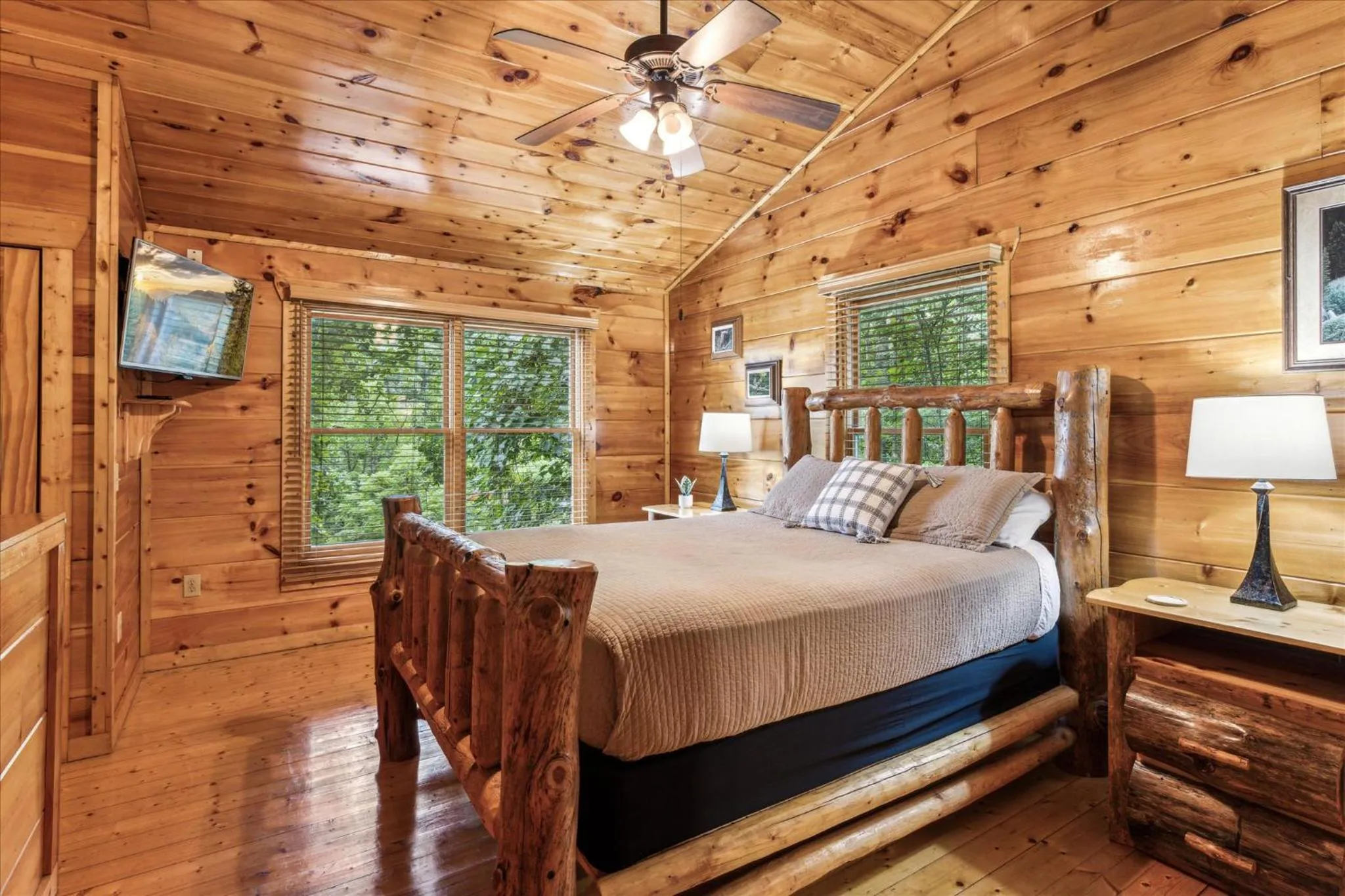 Bedroom, Bed in Brave Eagle Cabin