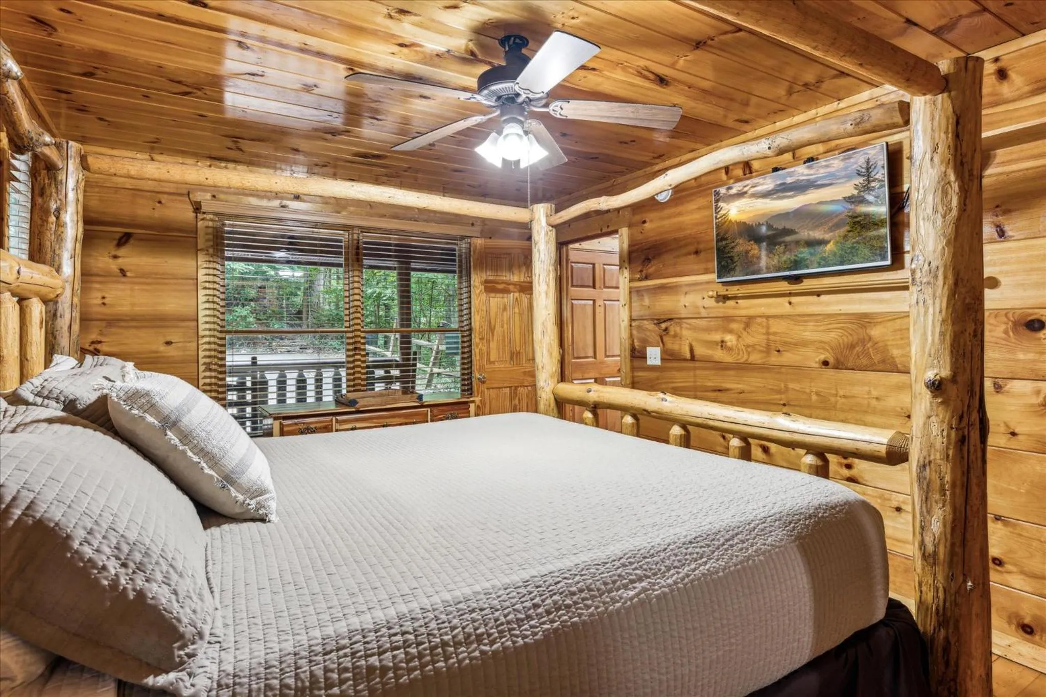 Bedroom, Bed in Brave Eagle Cabin