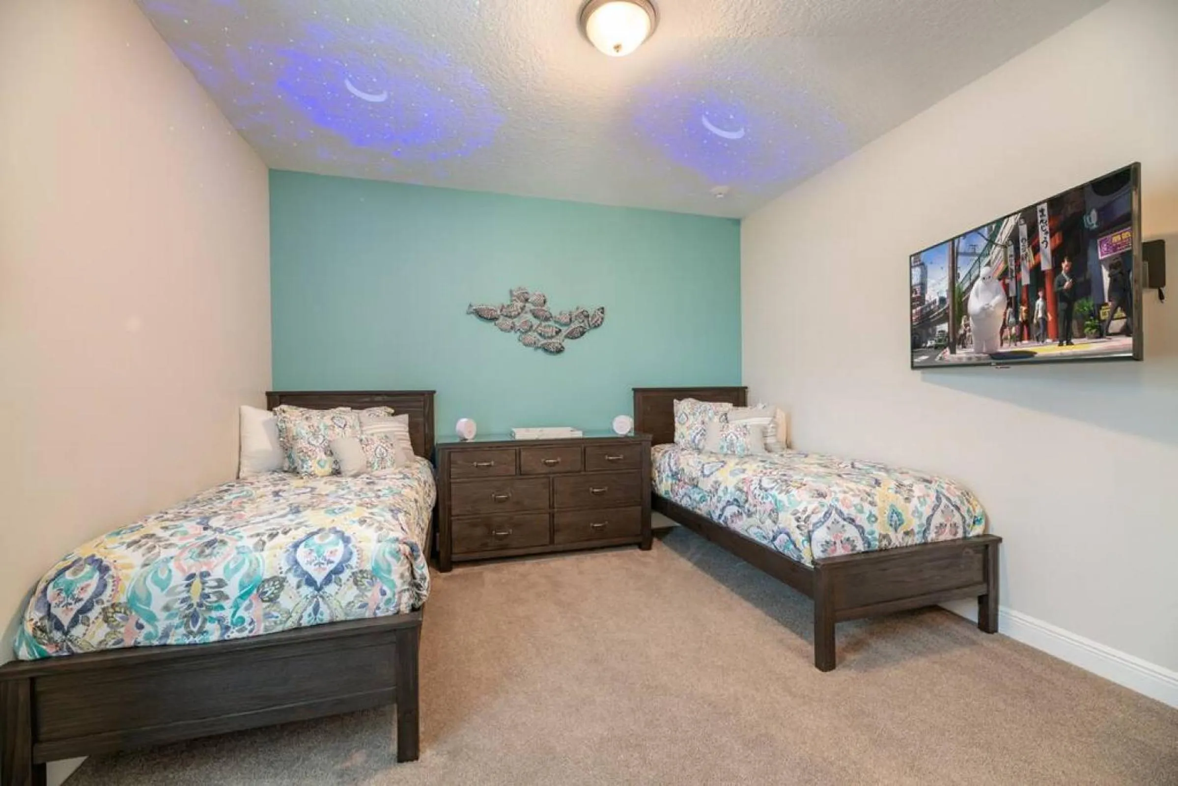 Bed in Inactive Spacious 8 BDR Family Home with Arcades and Free Pool Heat