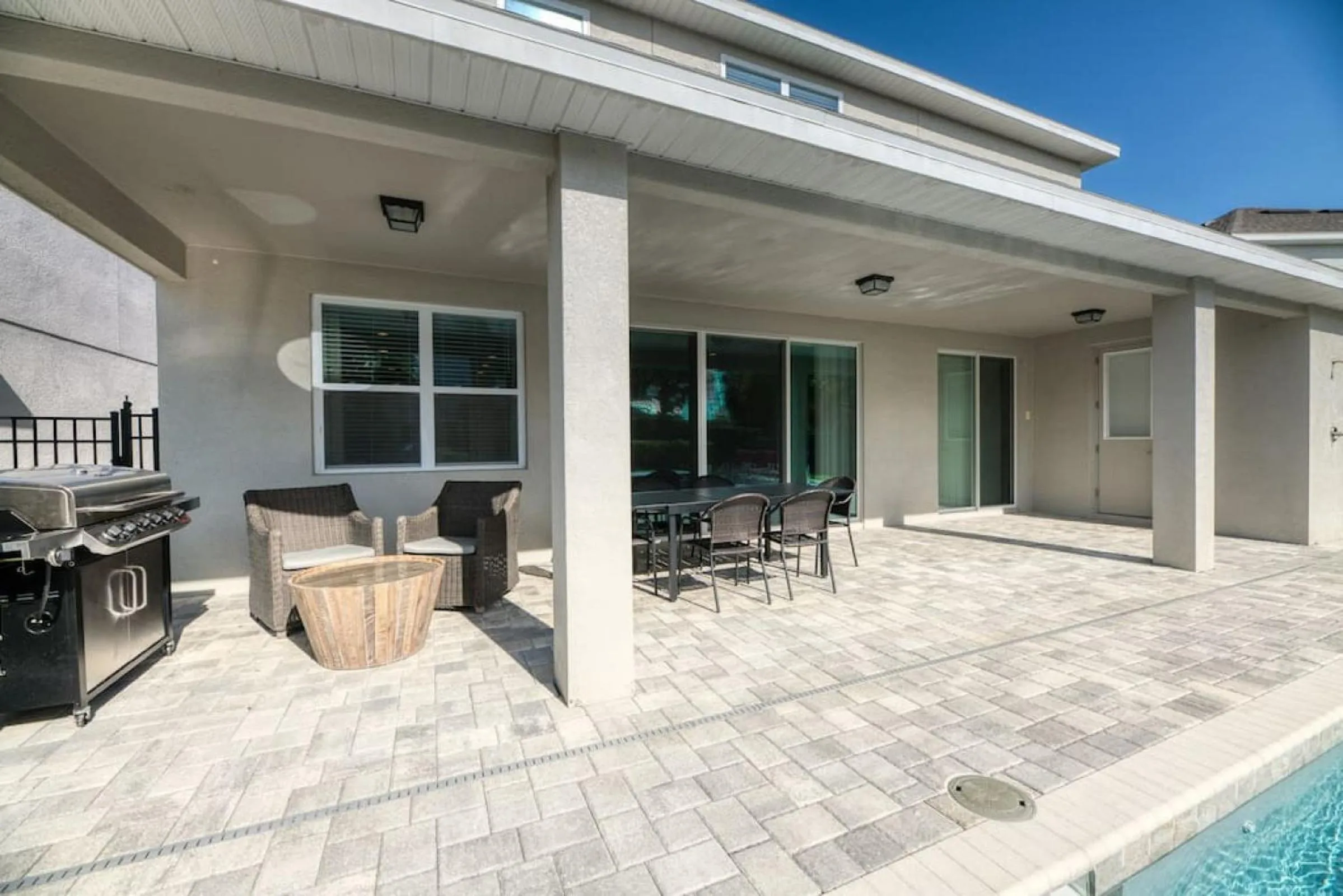 Property building in Inactive Spacious 8 BDR Family Home with Arcades and Free Pool Heat