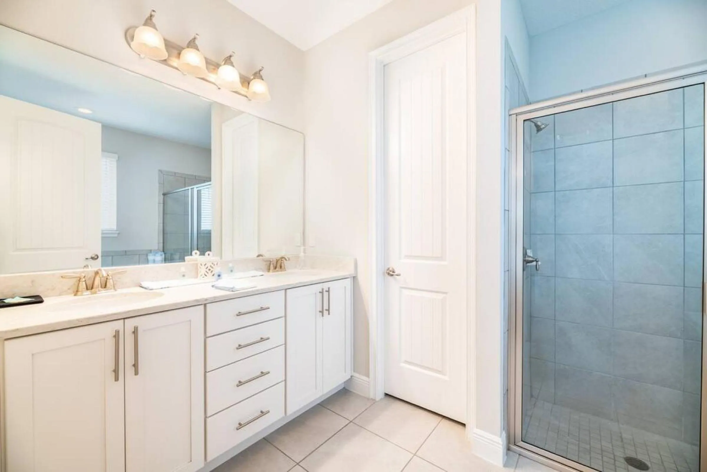 Shower in Inactive Spacious 8 BDR Family Home with Arcades and Free Pool Heat