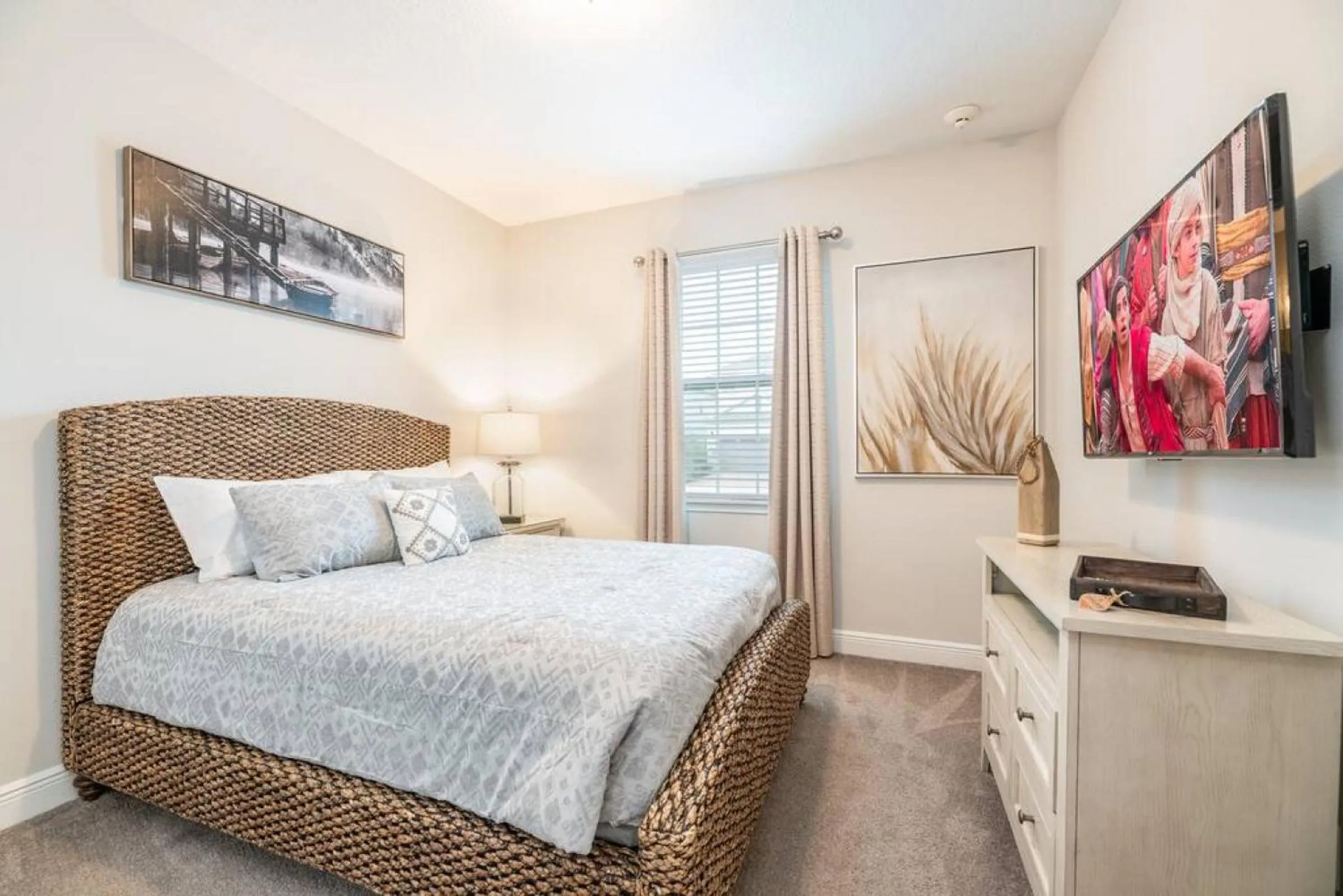 Bed in Inactive Spacious 8 BDR Family Home with Arcades and Free Pool Heat