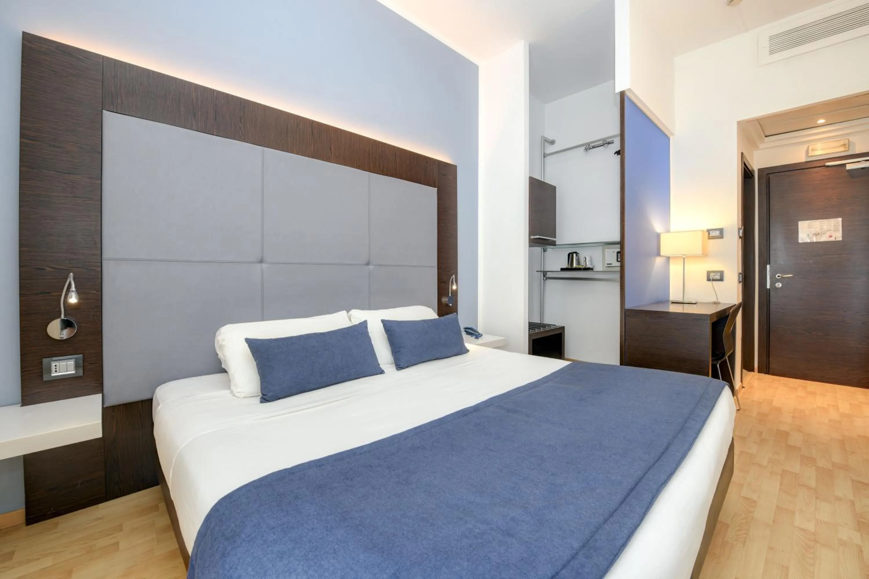 Photo of the whole room, Bed in Hotel City