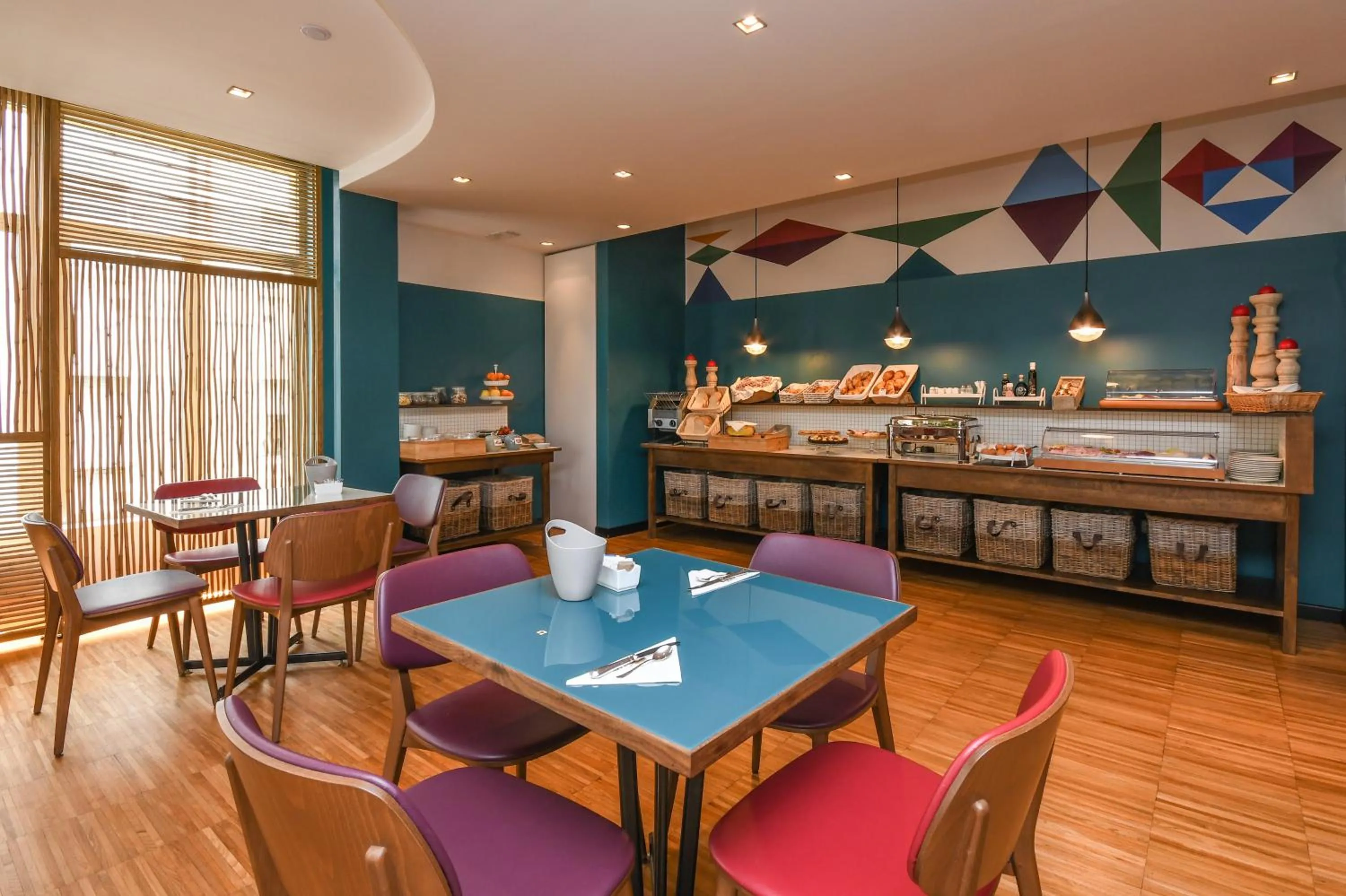 Restaurant/places to eat in Hotel City