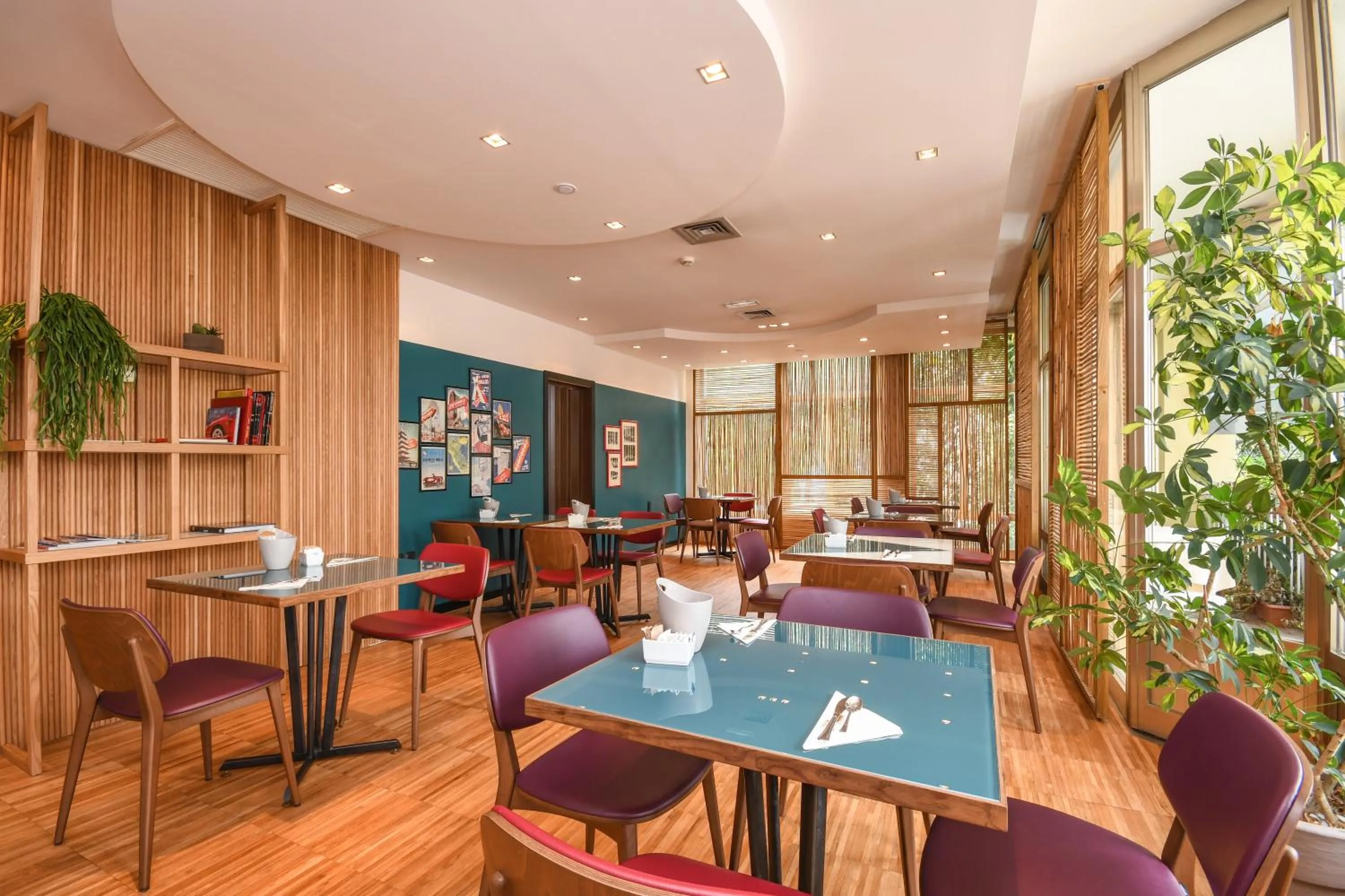 Restaurant/places to eat in Hotel City