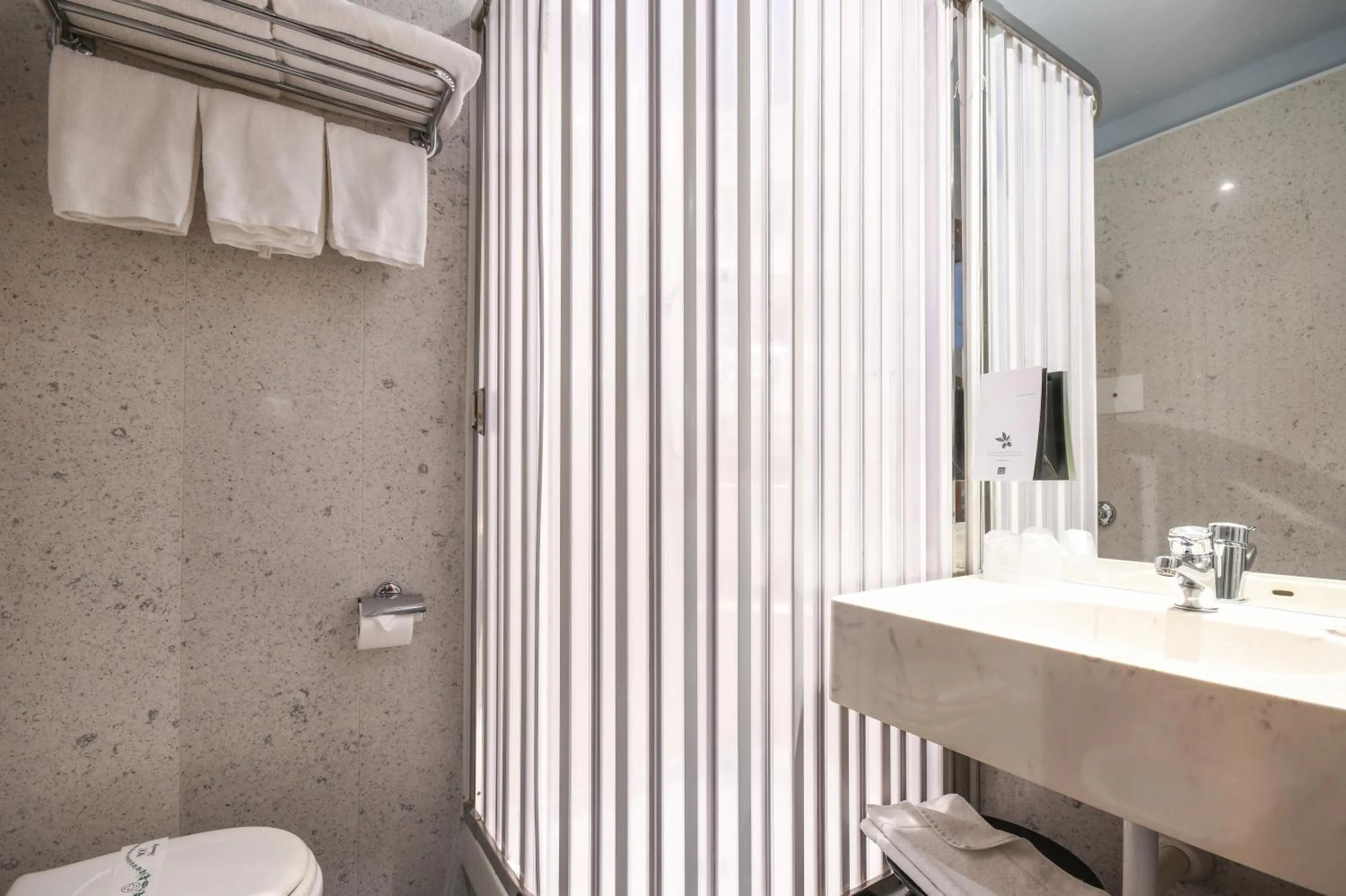 Shower in Hotel City