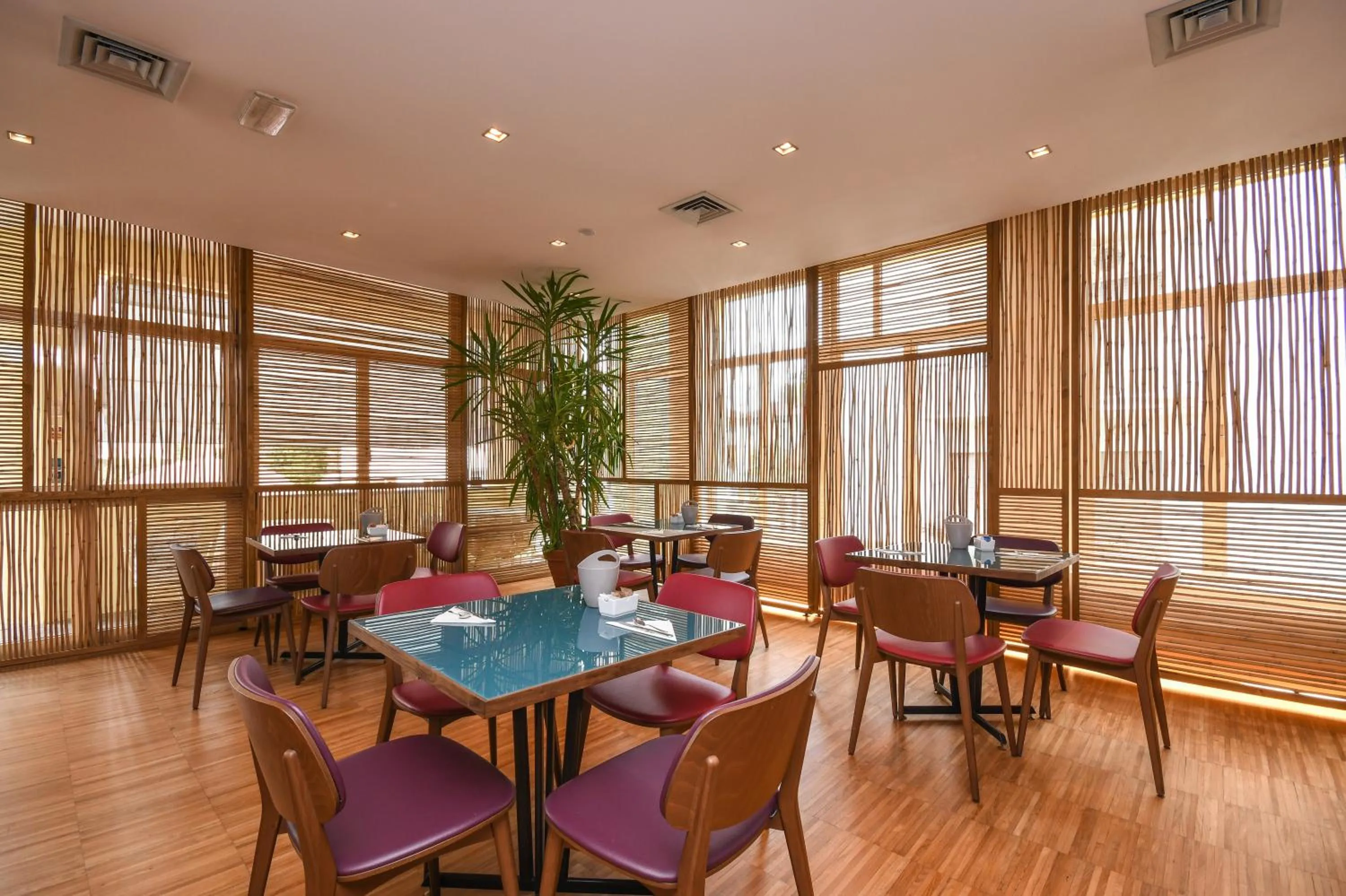 Restaurant/places to eat in Hotel City