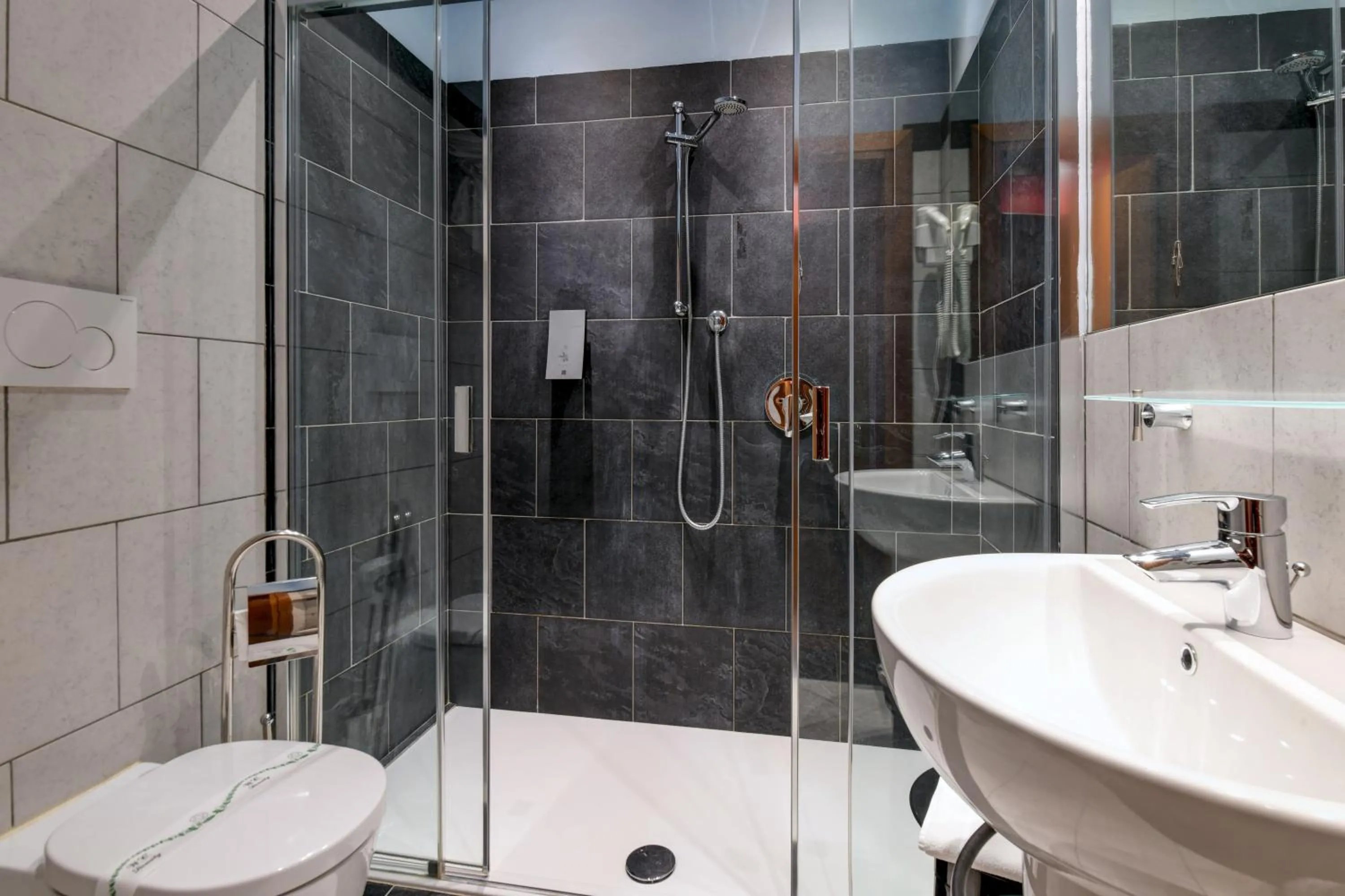 Shower in Hotel City