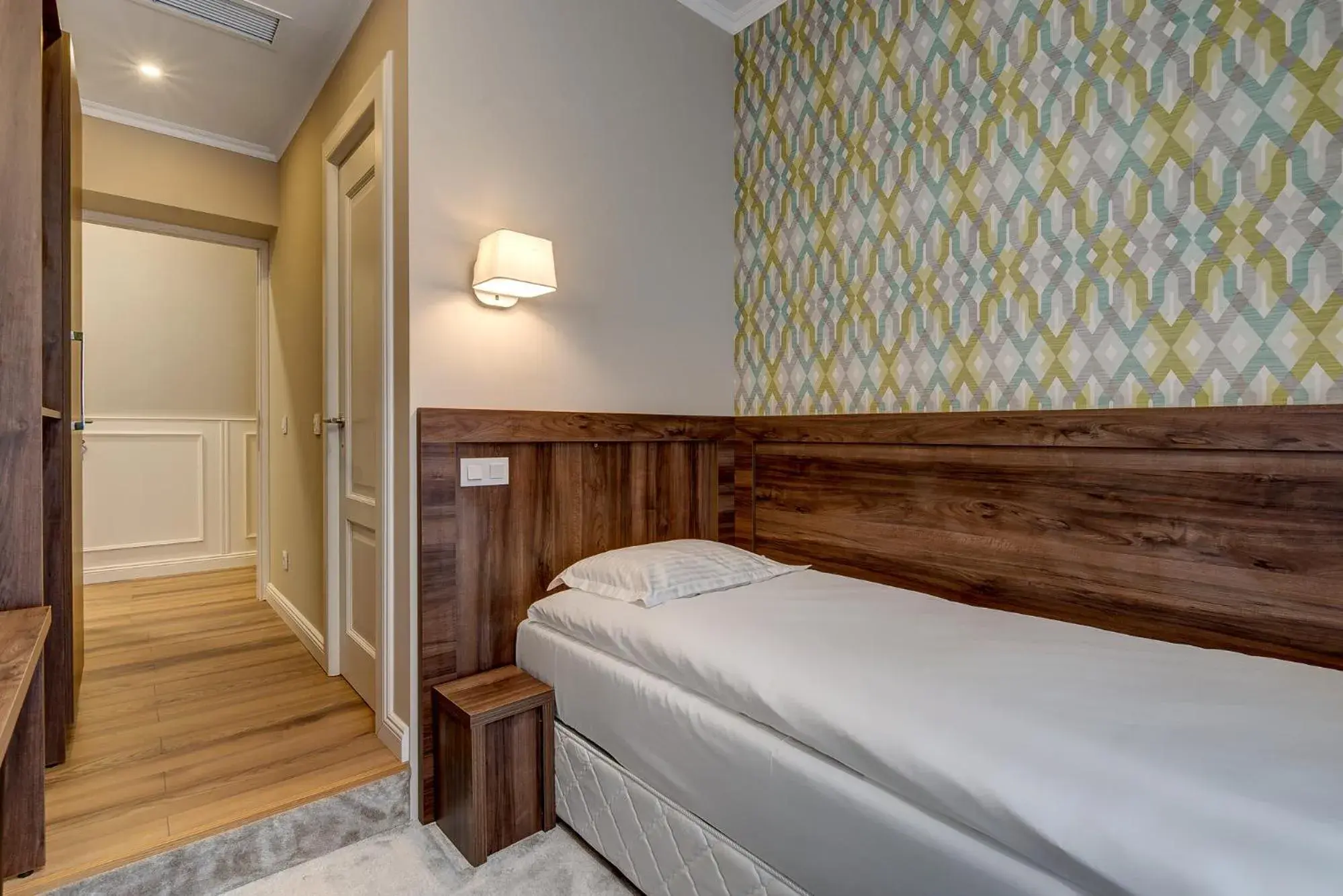 Small Single Room in Upstairs Boutique Small Single Room in Upstairs Boutique