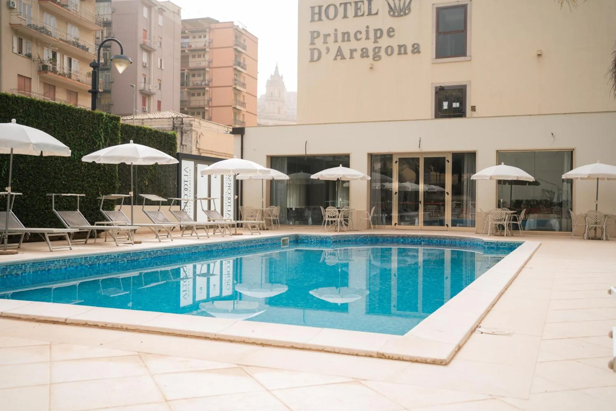 Swimming pool in Hotel Principe d'Aragona, Sure Hotel Collection by BW