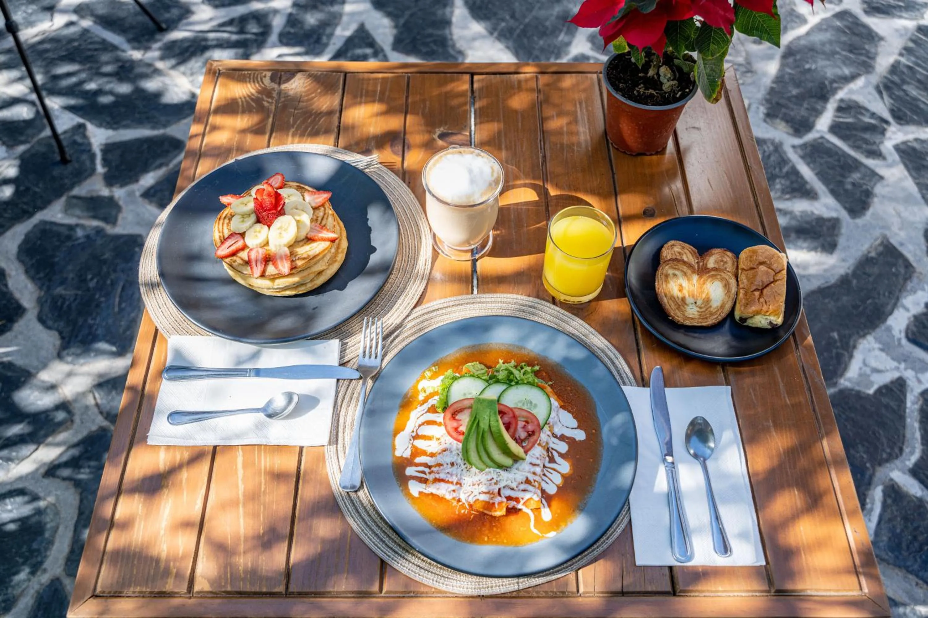 Restaurant/places to eat in Tatala Hotel & Garden