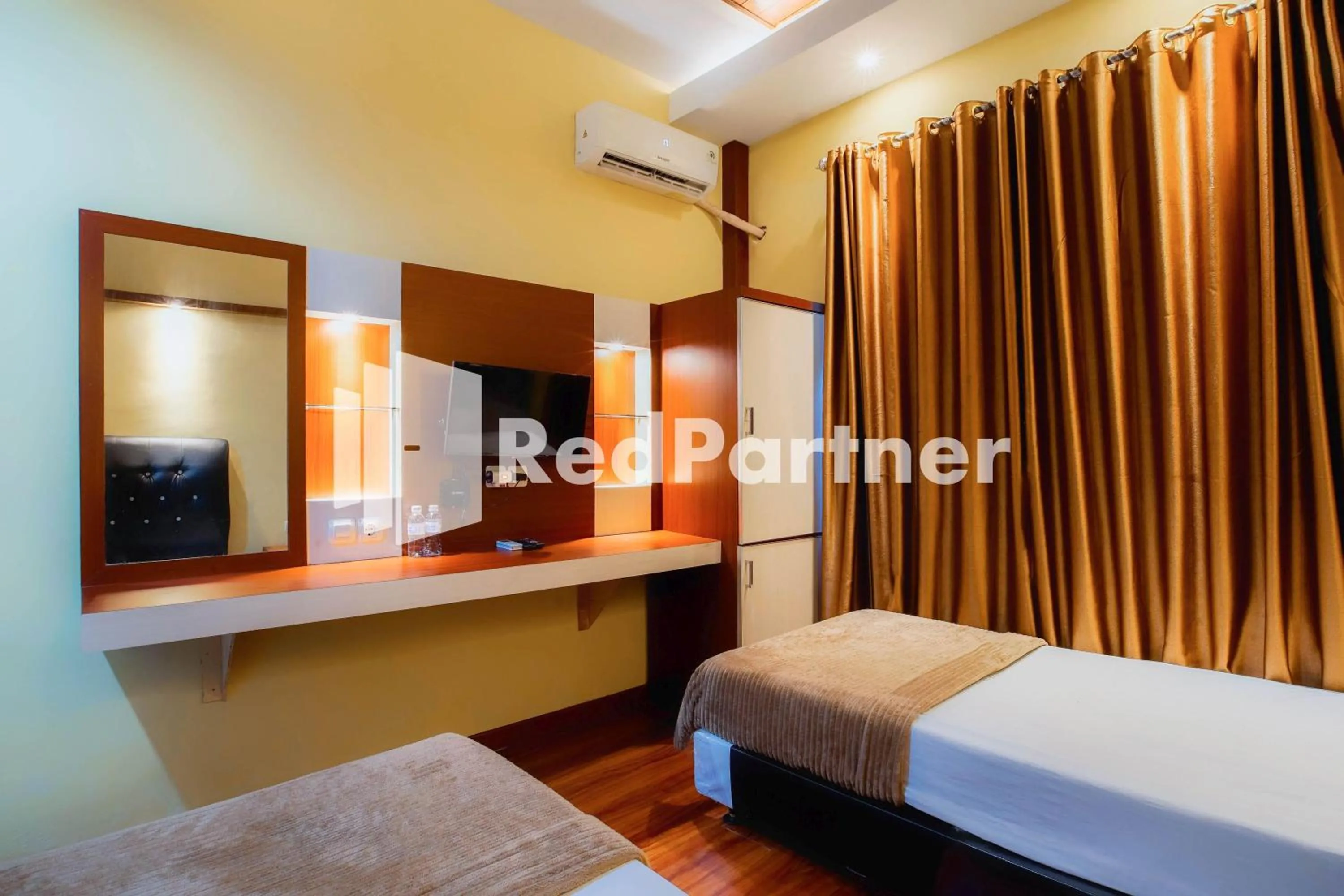 Photo of the whole room, Bed in Hatta Guest House Syariah near Hayam Wuruk Jelutung Mitra RedDoorz