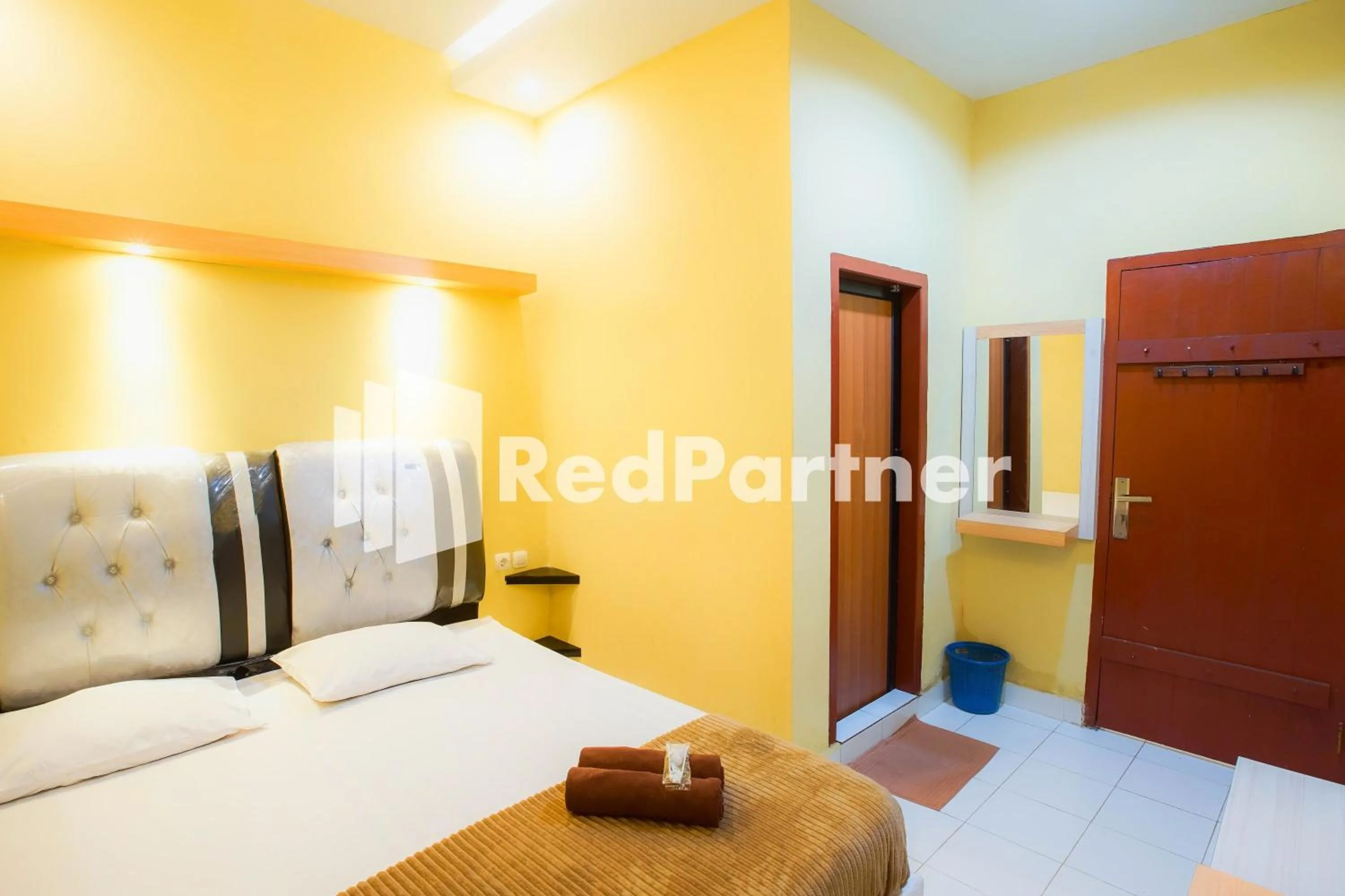 Photo of the whole room, Bed in Hatta Guest House Syariah near Hayam Wuruk Jelutung Mitra RedDoorz