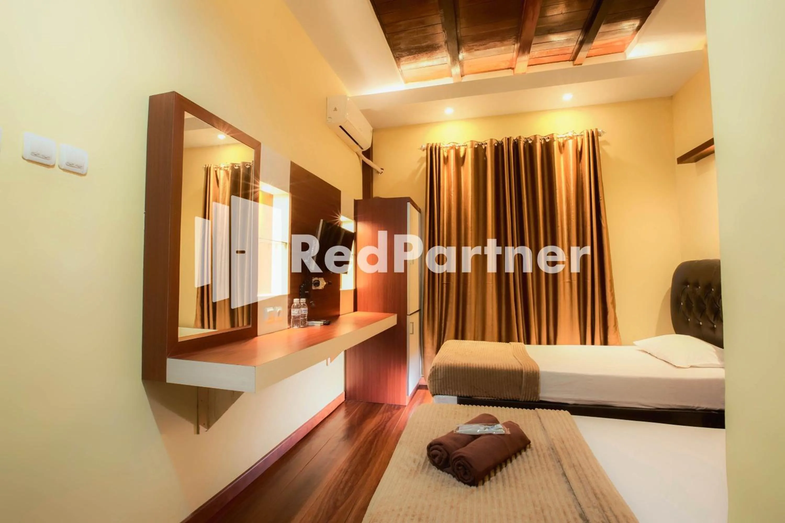 Photo of the whole room, Bed in Hatta Guest House Syariah near Hayam Wuruk Jelutung Mitra RedDoorz