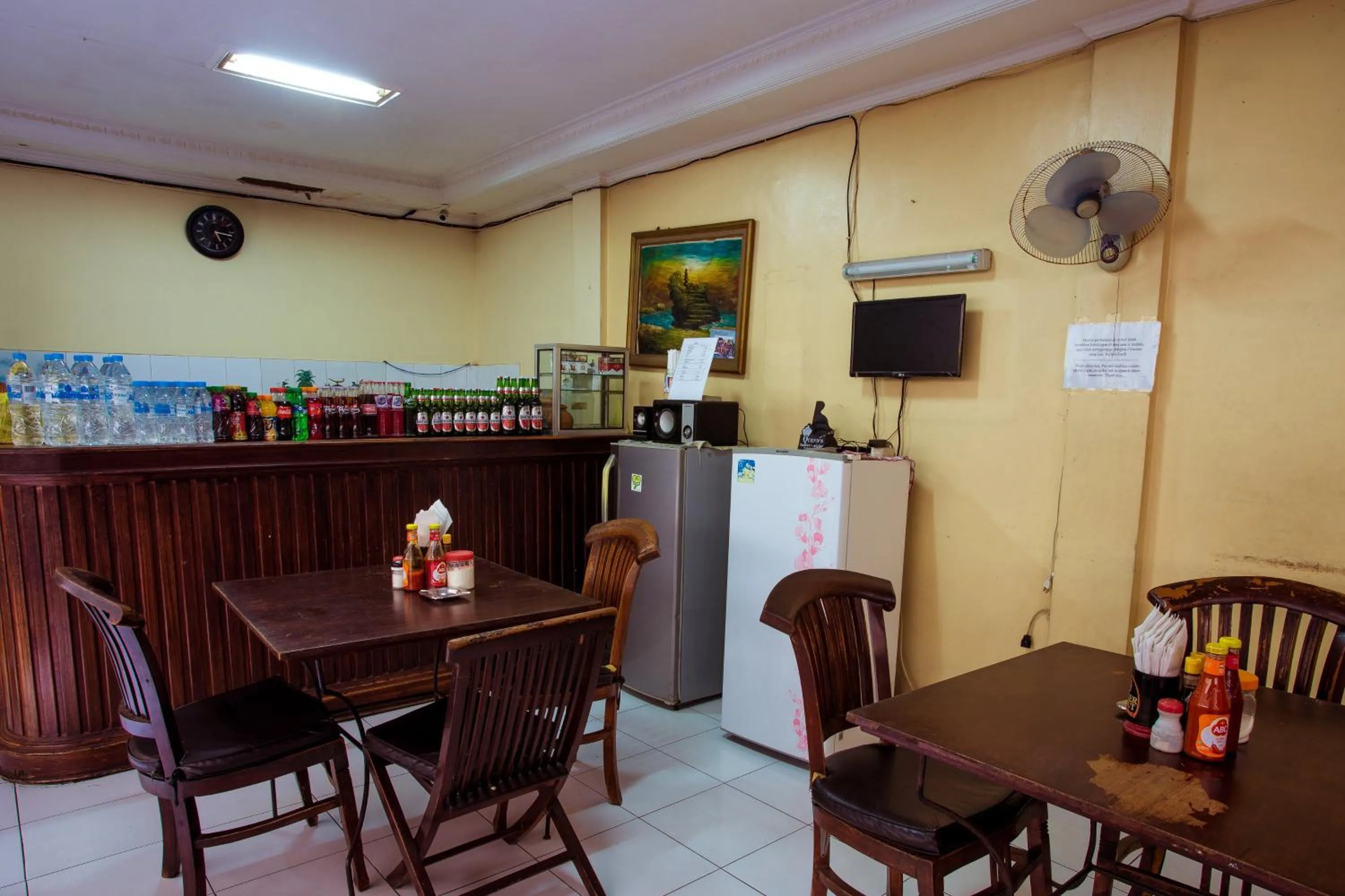 Restaurant/places to eat in Segara Sadhu Inn Kuta by ecommerceloka