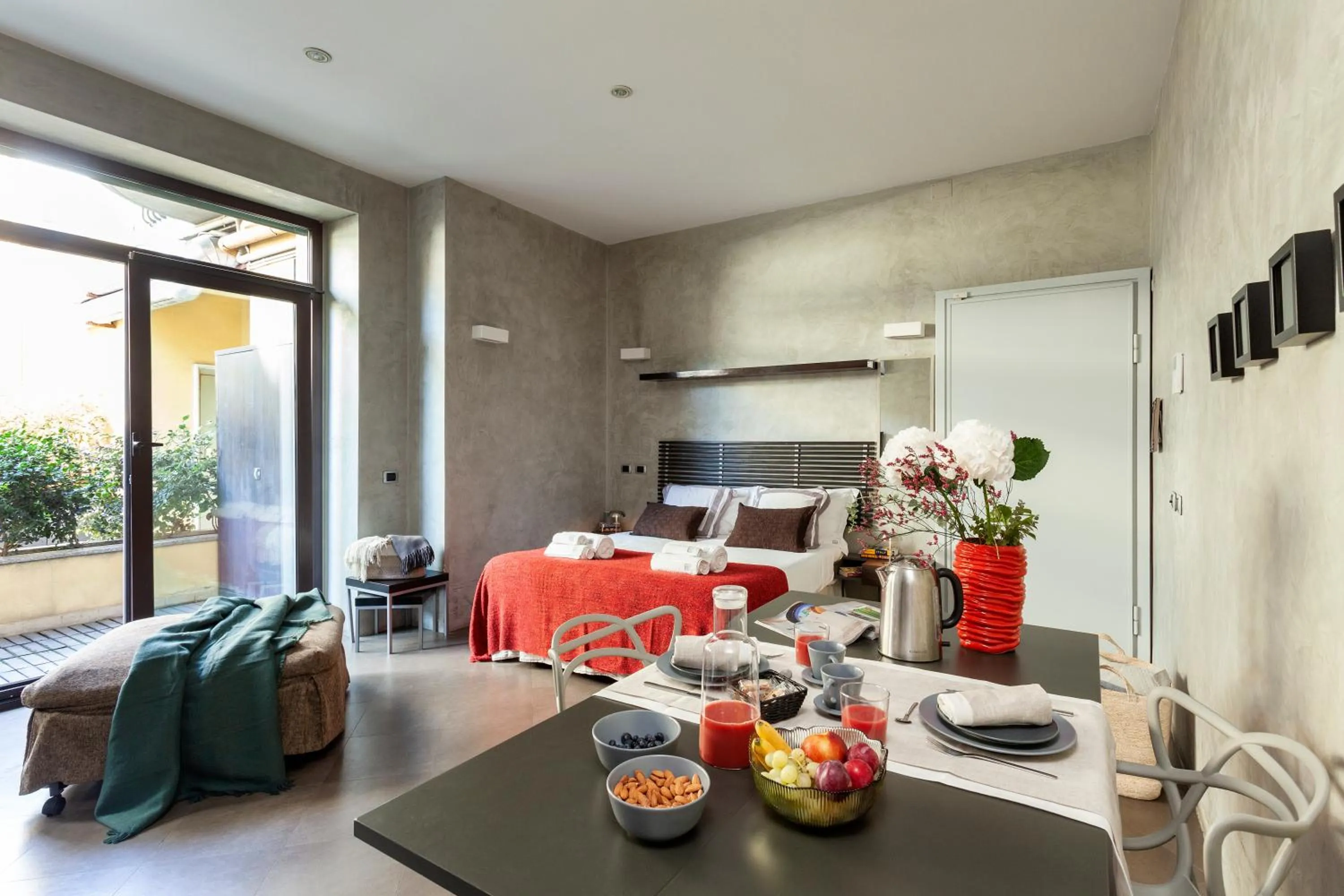 Photo of the whole room in San Babila Suite