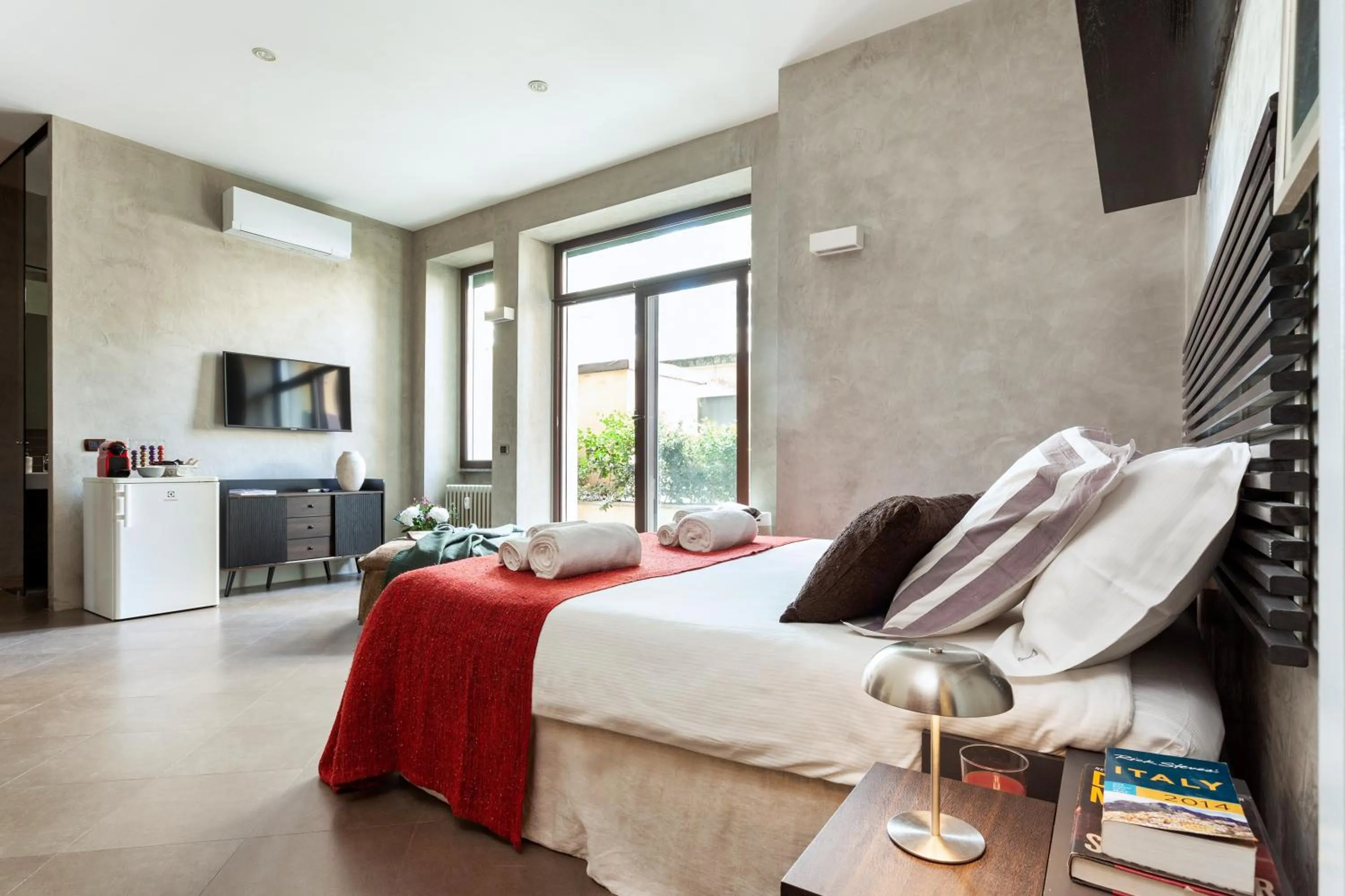 Facade/entrance, Bed in San Babila Suite