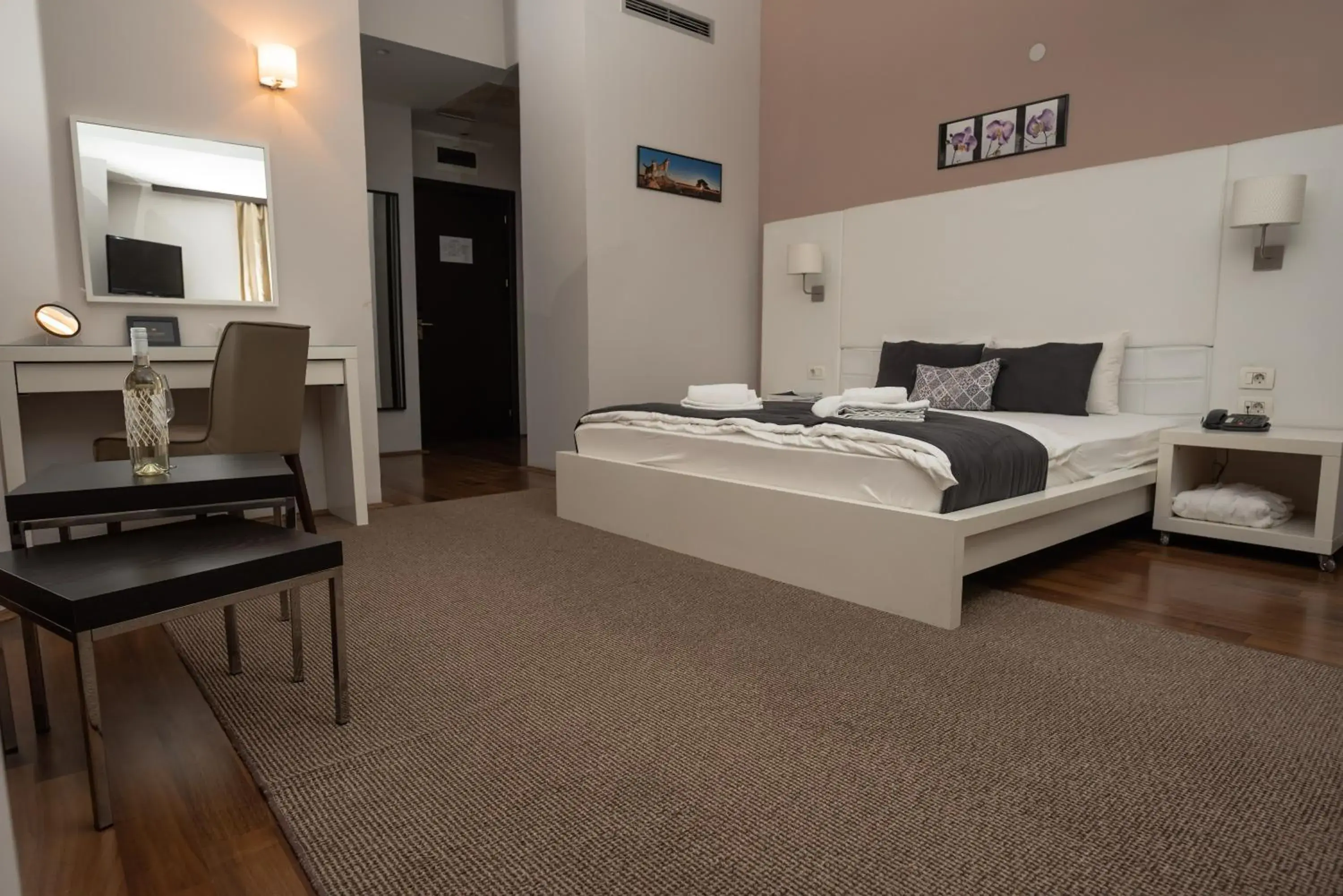 Deluxe Double Room with Spa Bath in Hotel Dolce International Deluxe Double Room with Spa Bath in Hotel Dolce International