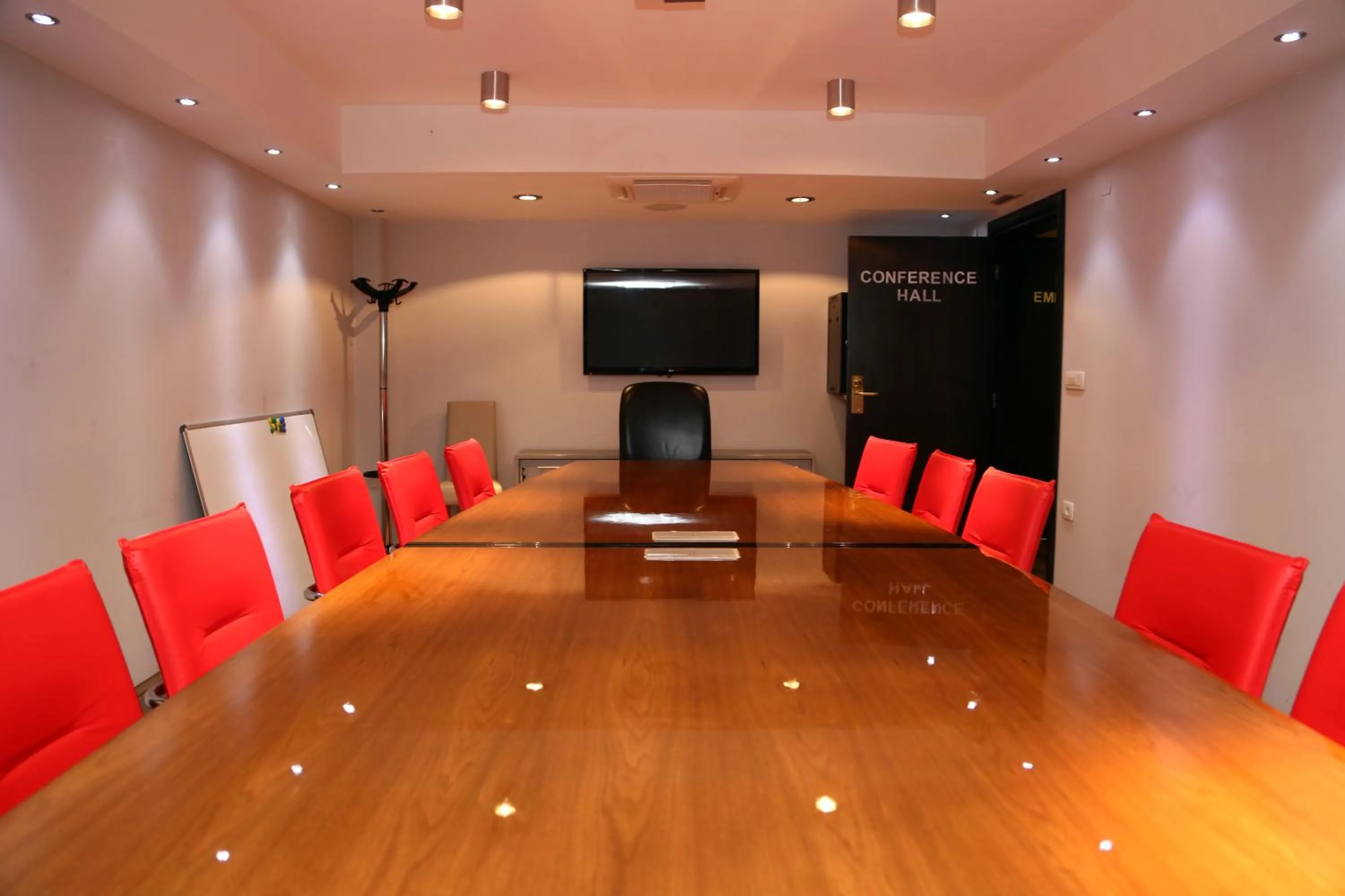 Business facilities in Hotel Dolce International