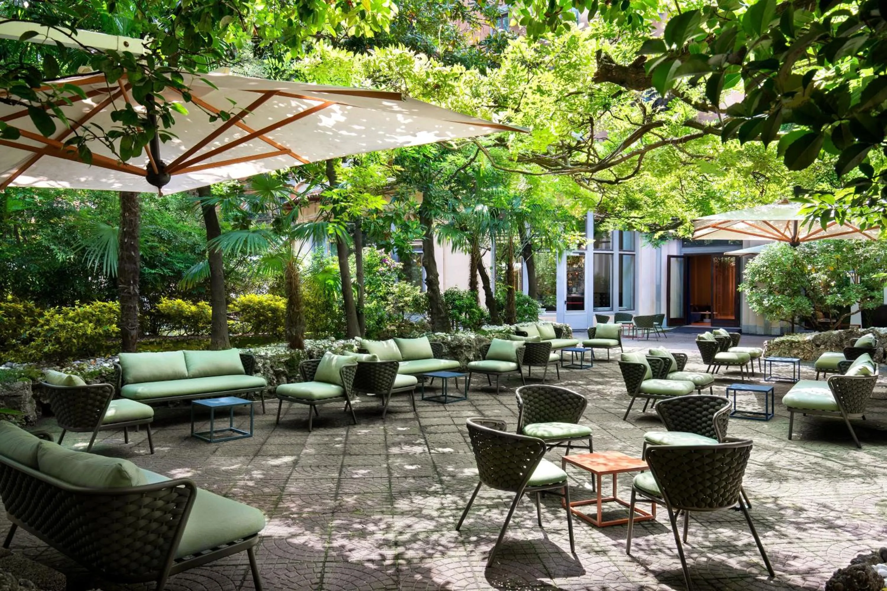 Restaurant/places to eat in Sheraton Diana Majestic