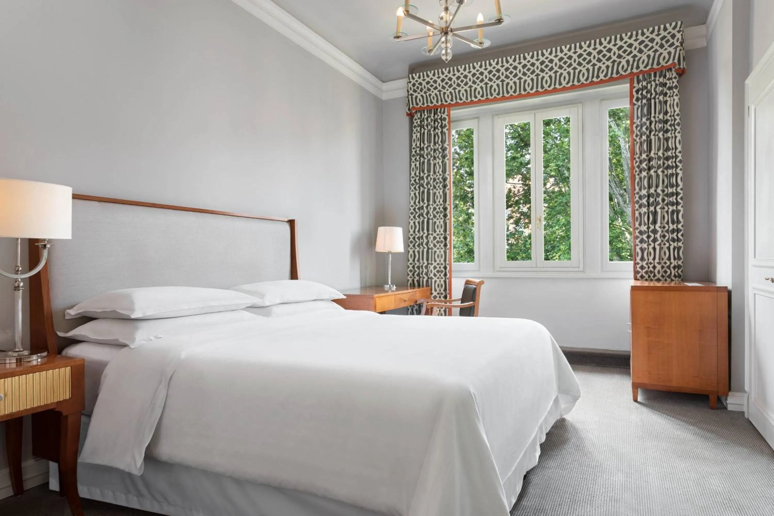 Photo of the whole room in Sheraton Diana Majestic