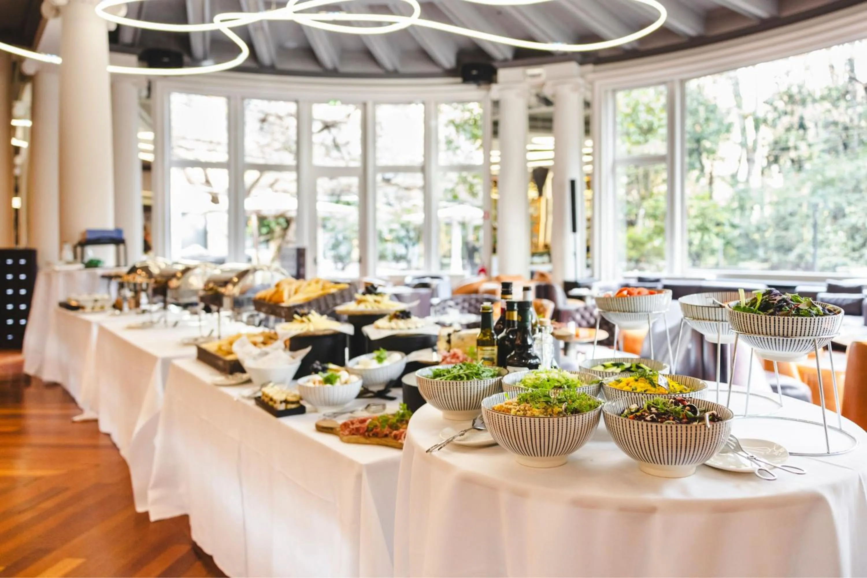 Restaurant/places to eat in Sheraton Diana Majestic