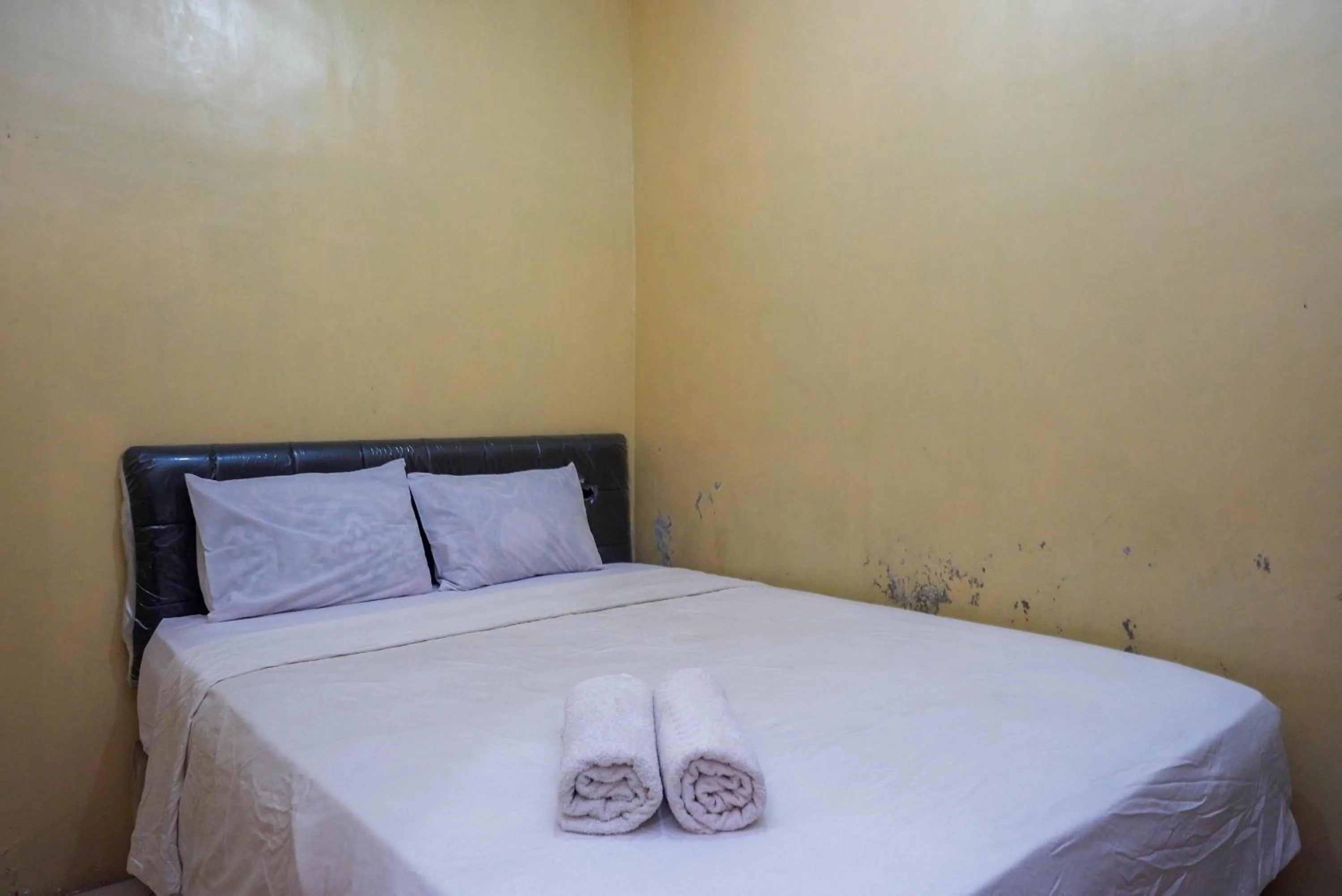 Bedroom, Bed in Hotel Widodo 1 Parangtritis RedPartner