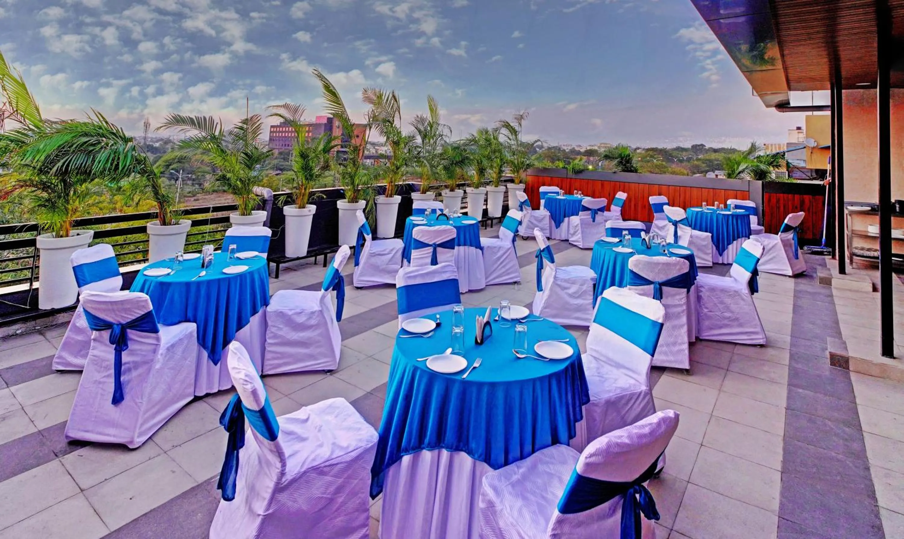 Restaurant/places to eat in Treebo Grand Euro Pipliyahana Square