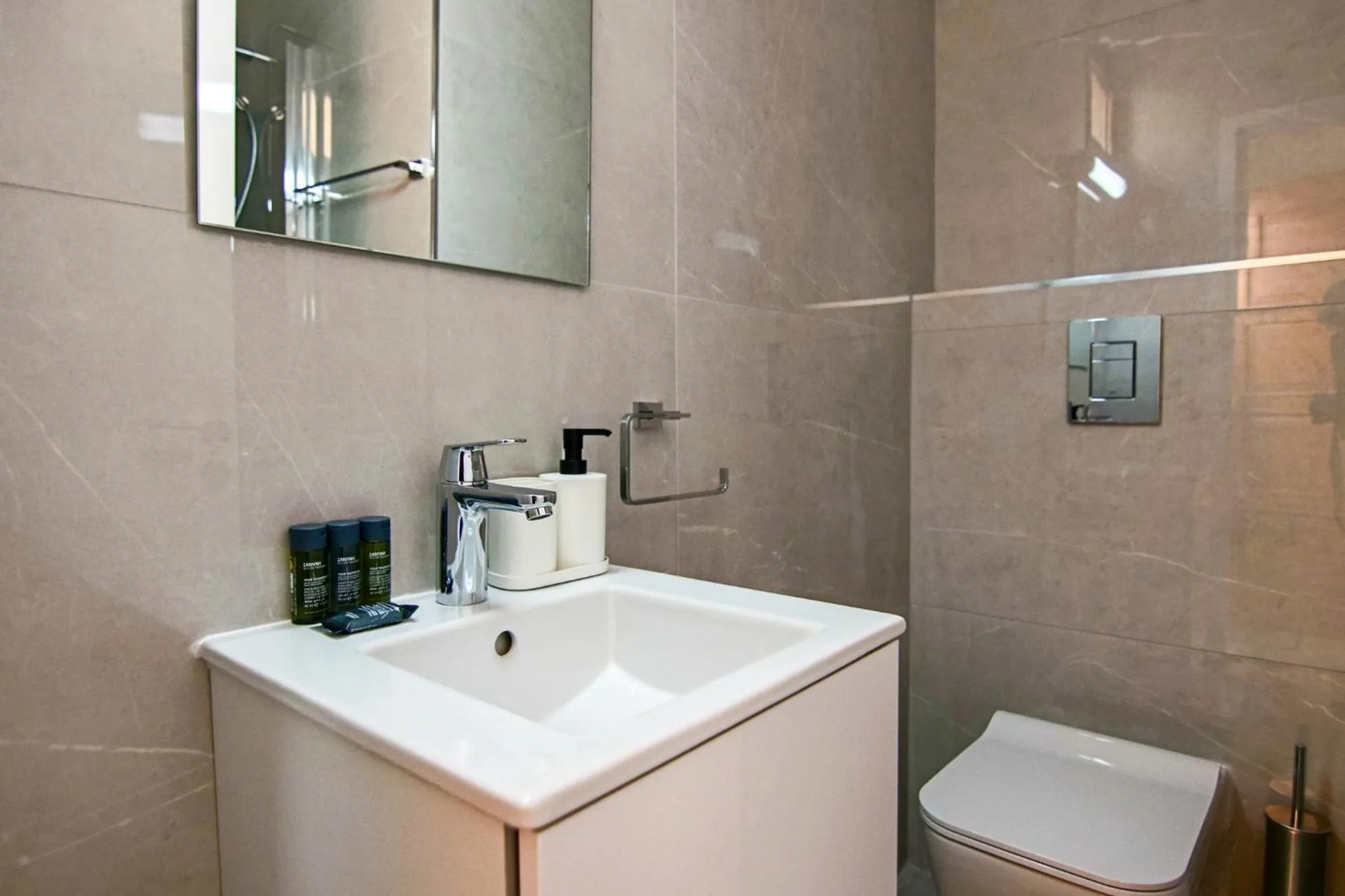 Bathroom in Phaedrus Living City View Luxury Flat Georgos 203