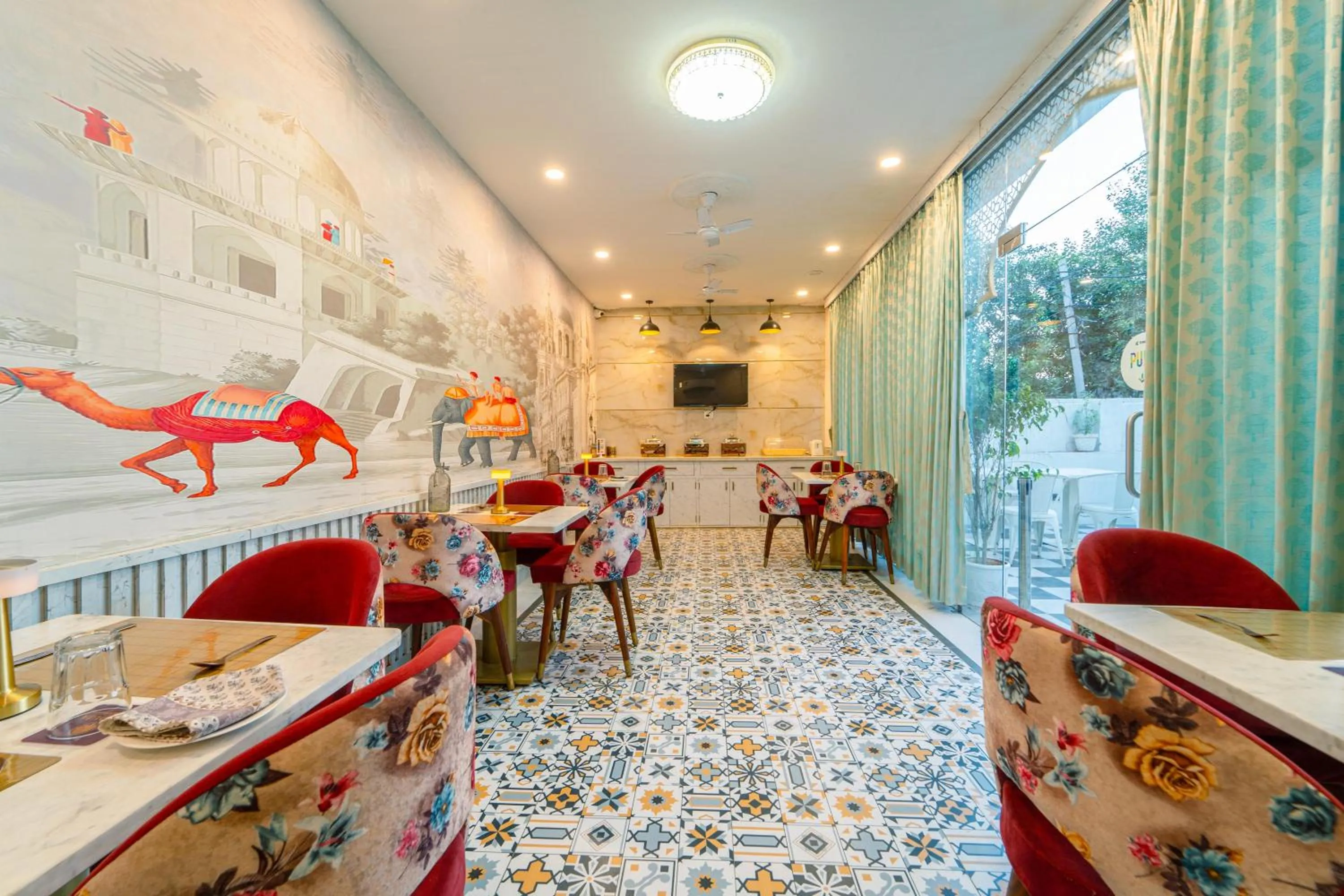 Restaurant/places to eat in Hotel Hinduja Fort