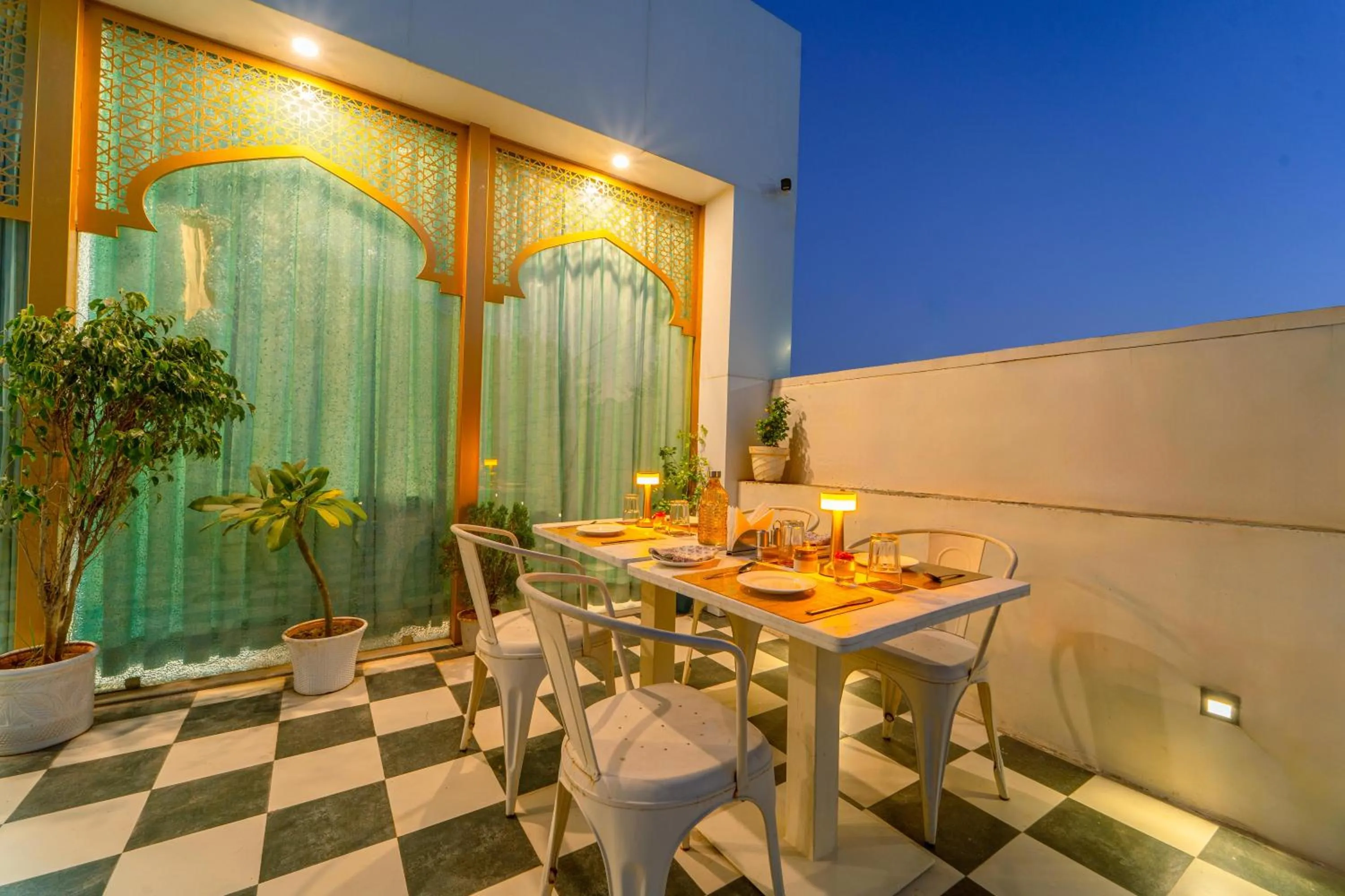 Restaurant/places to eat in Hotel Hinduja Fort