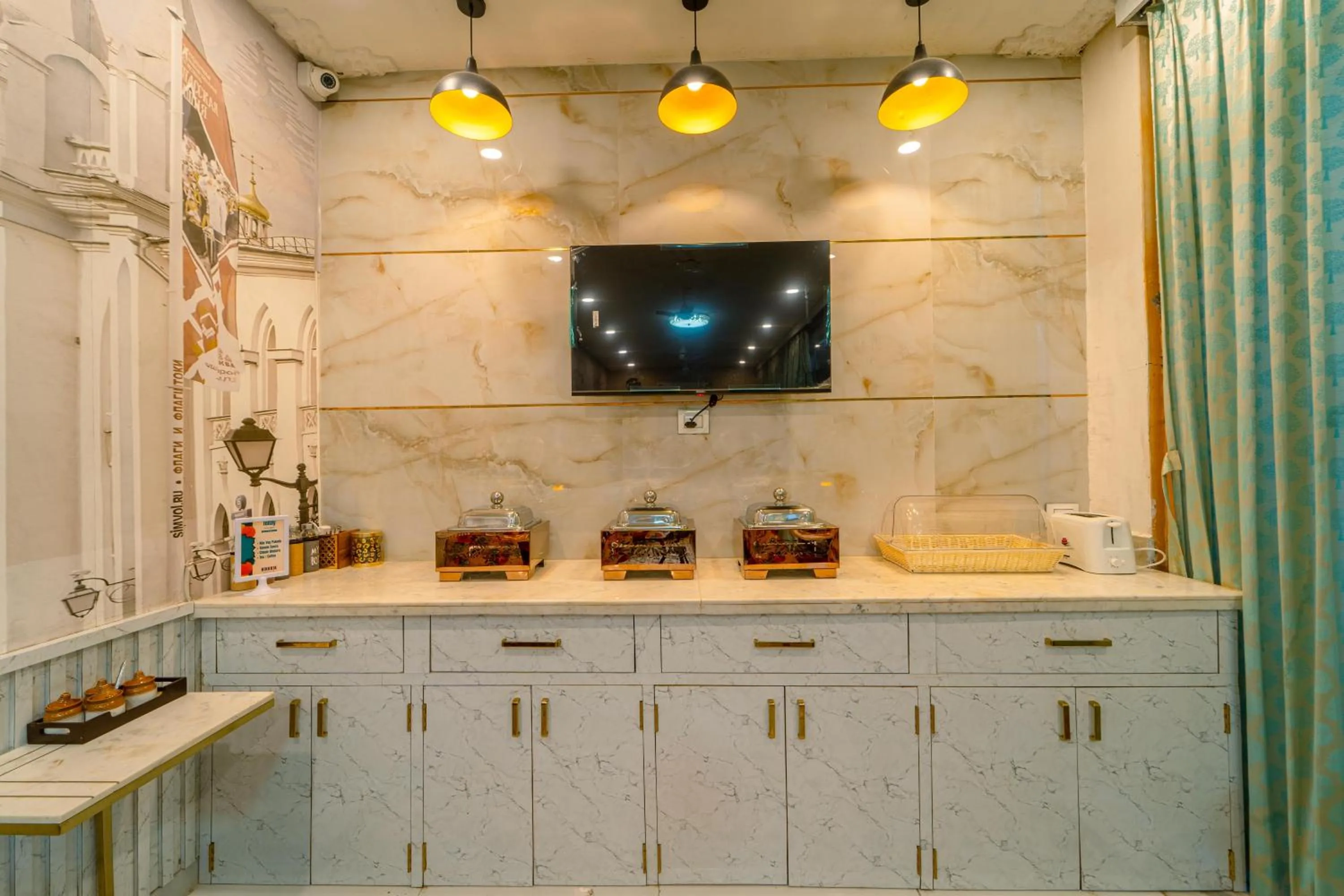 Restaurant/places to eat in Hotel Hinduja Fort