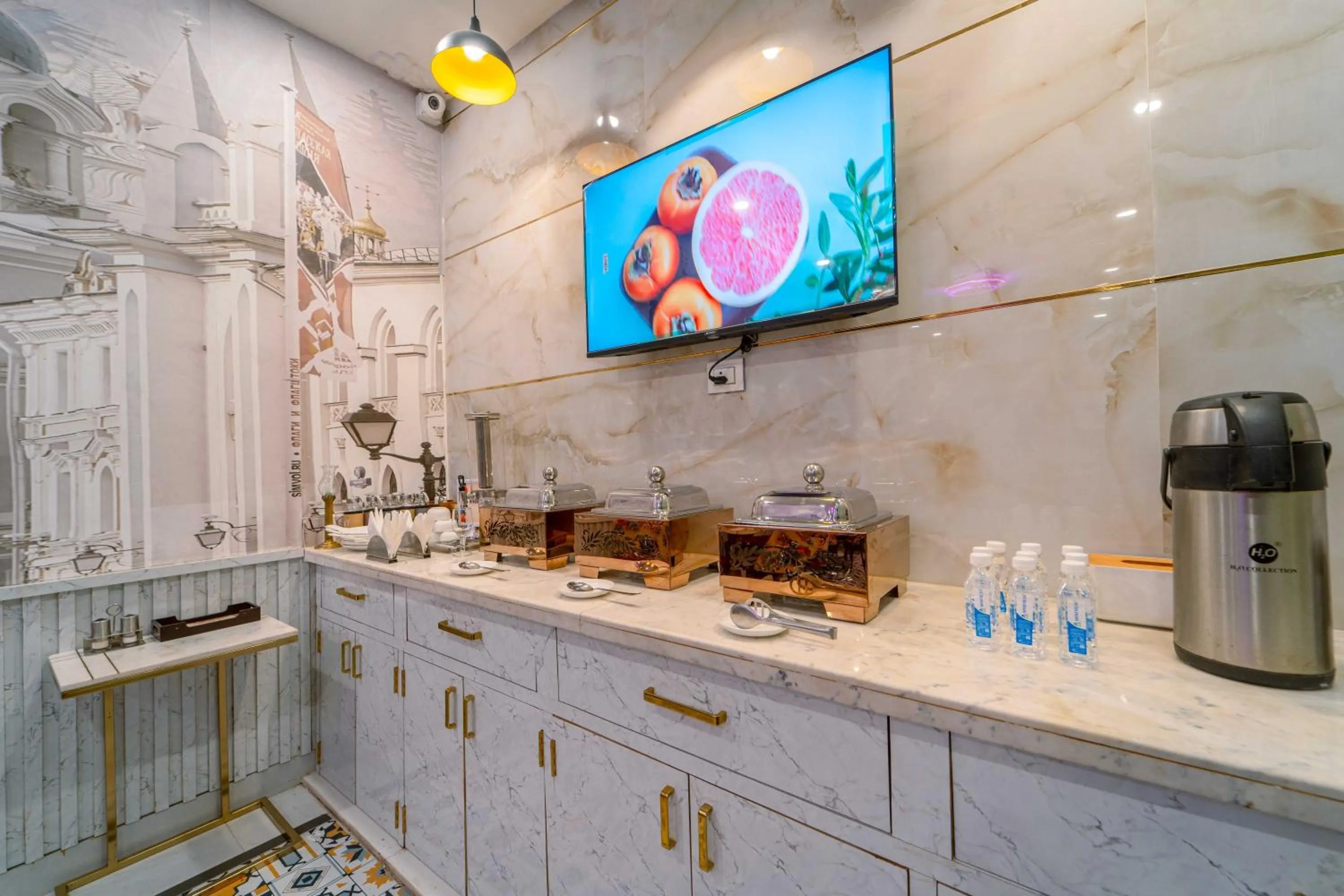 Restaurant/places to eat in Hotel Hinduja Fort