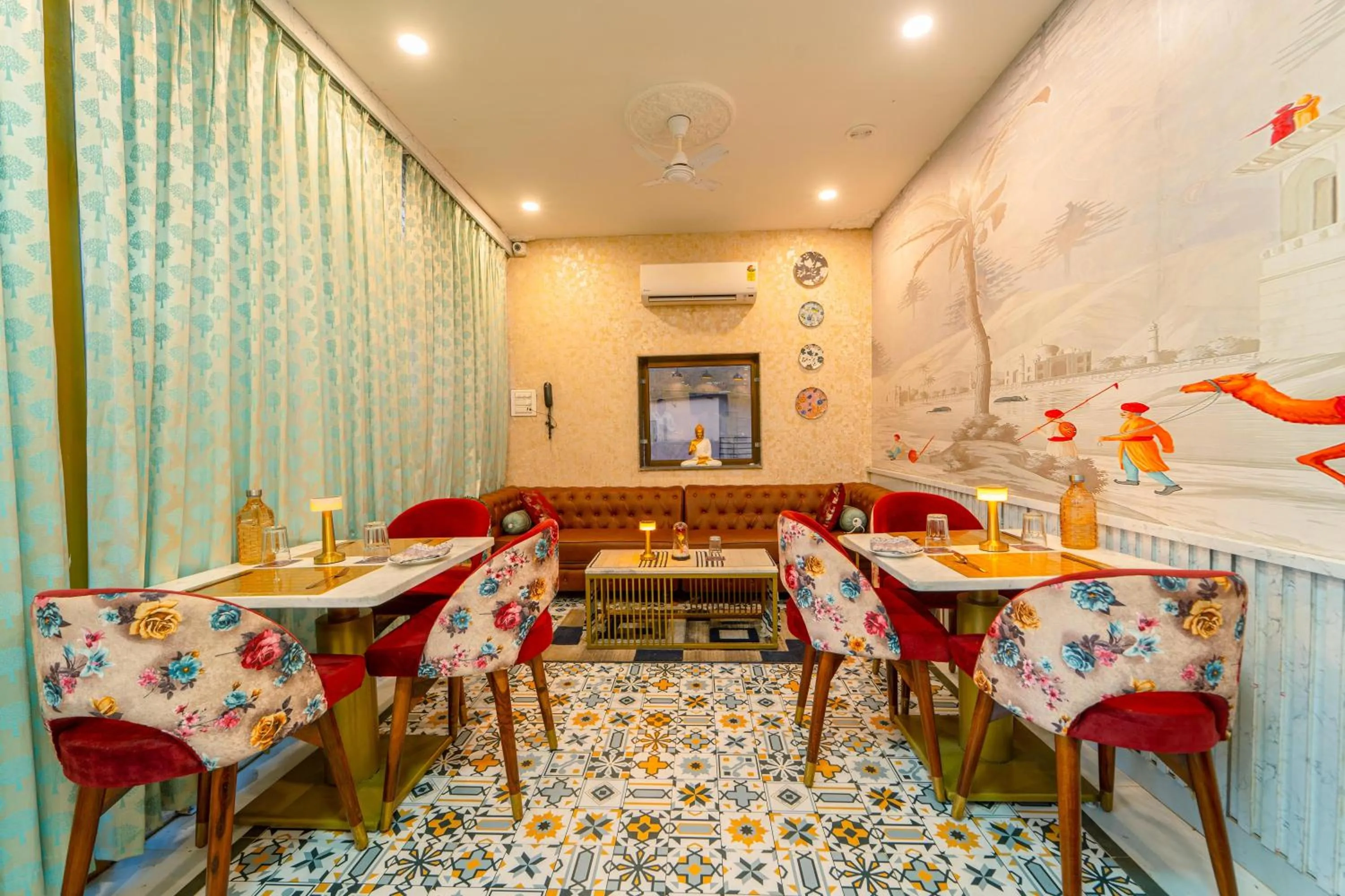 Restaurant/places to eat in Hotel Hinduja Fort